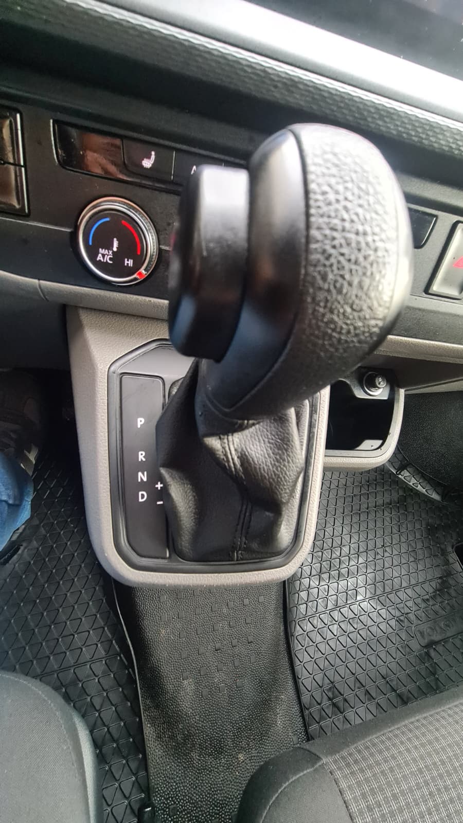 VW T6.1 2.0 TDI DSG ** 3-Plätzer ** Gr-Navi ** RF-Kamera ** Sitzheizung ** PDC ** Tempomat ** Frisch Ab MFK & Service **-image-12
