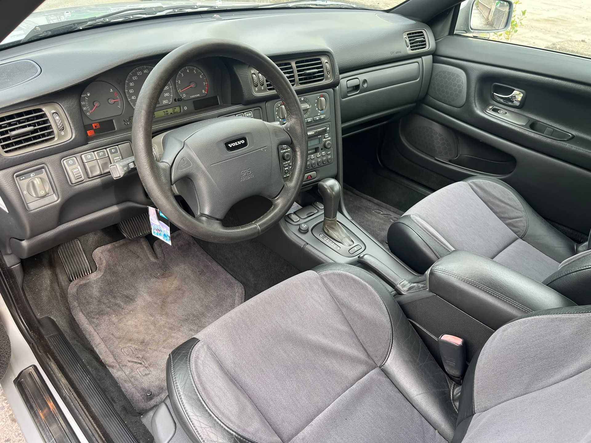 VOLVO C70 2.4 T5 Coupe-image-4