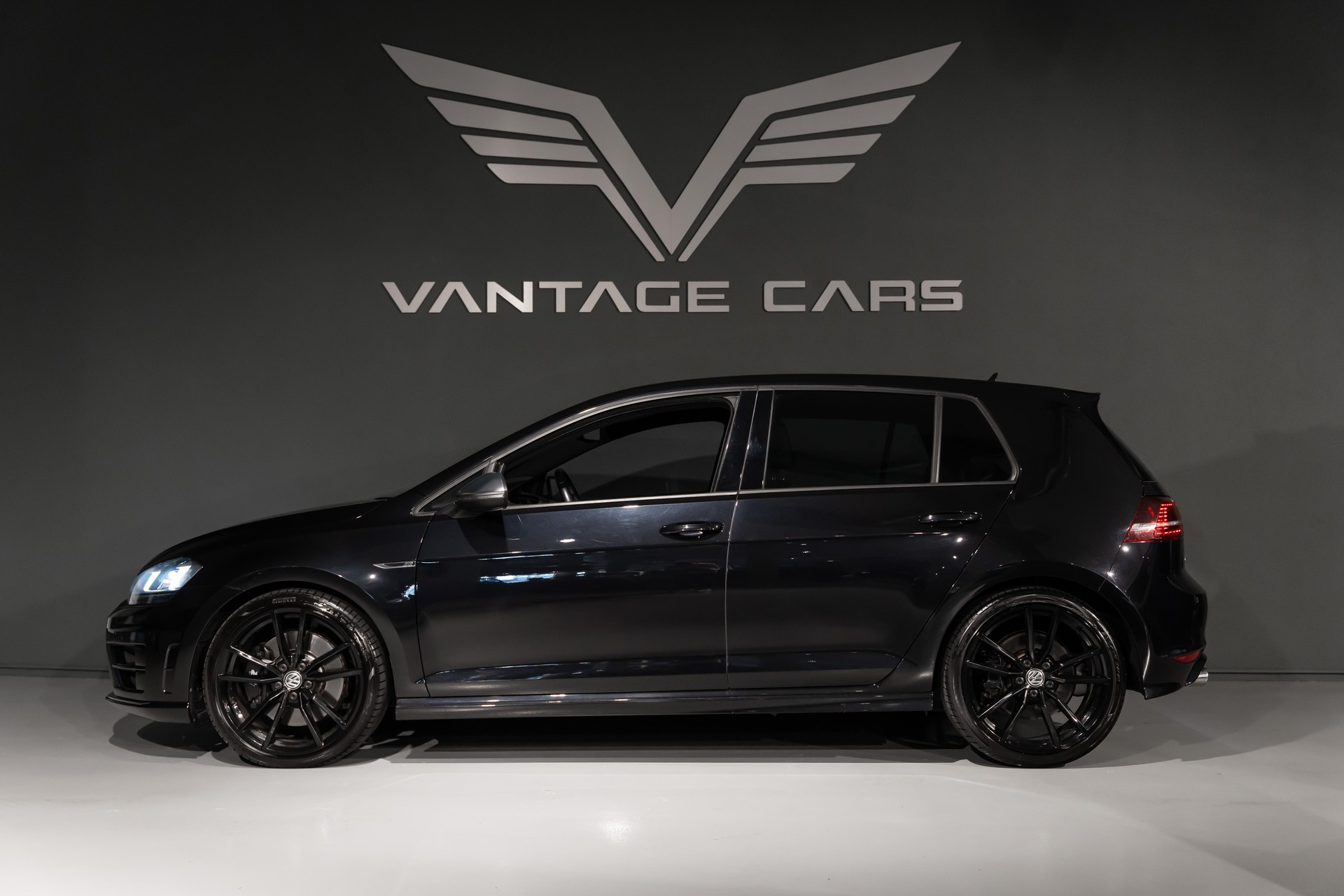 VW Golf VII 2.0 TSI R DSG 4motion-image-1