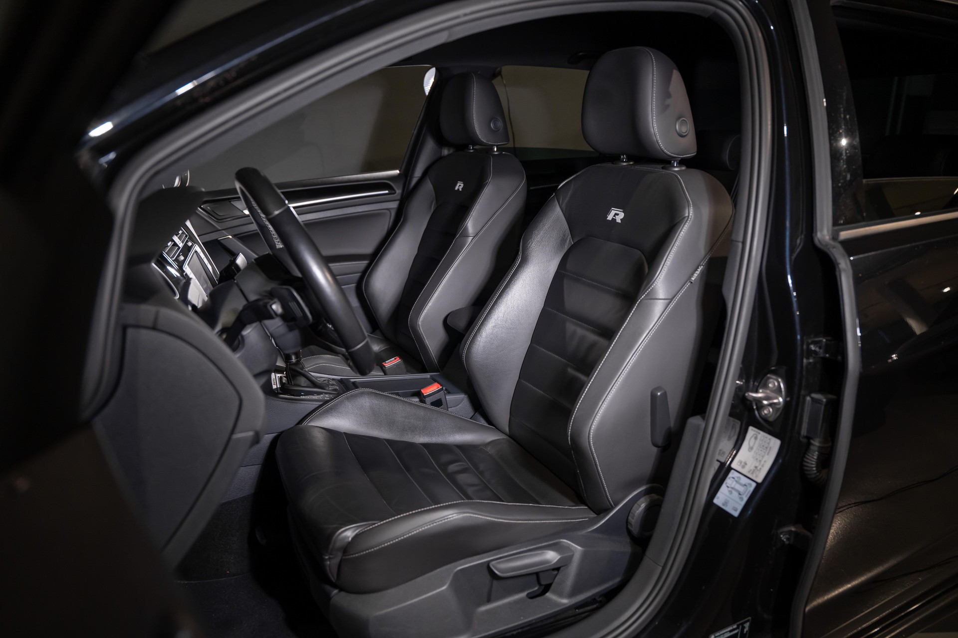 VW Golf VII 2.0 TSI R DSG 4motion-image-13