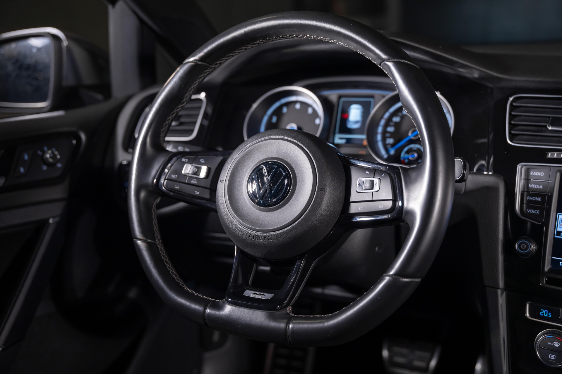 VW Golf VII 2.0 TSI R DSG 4motion-image-17
