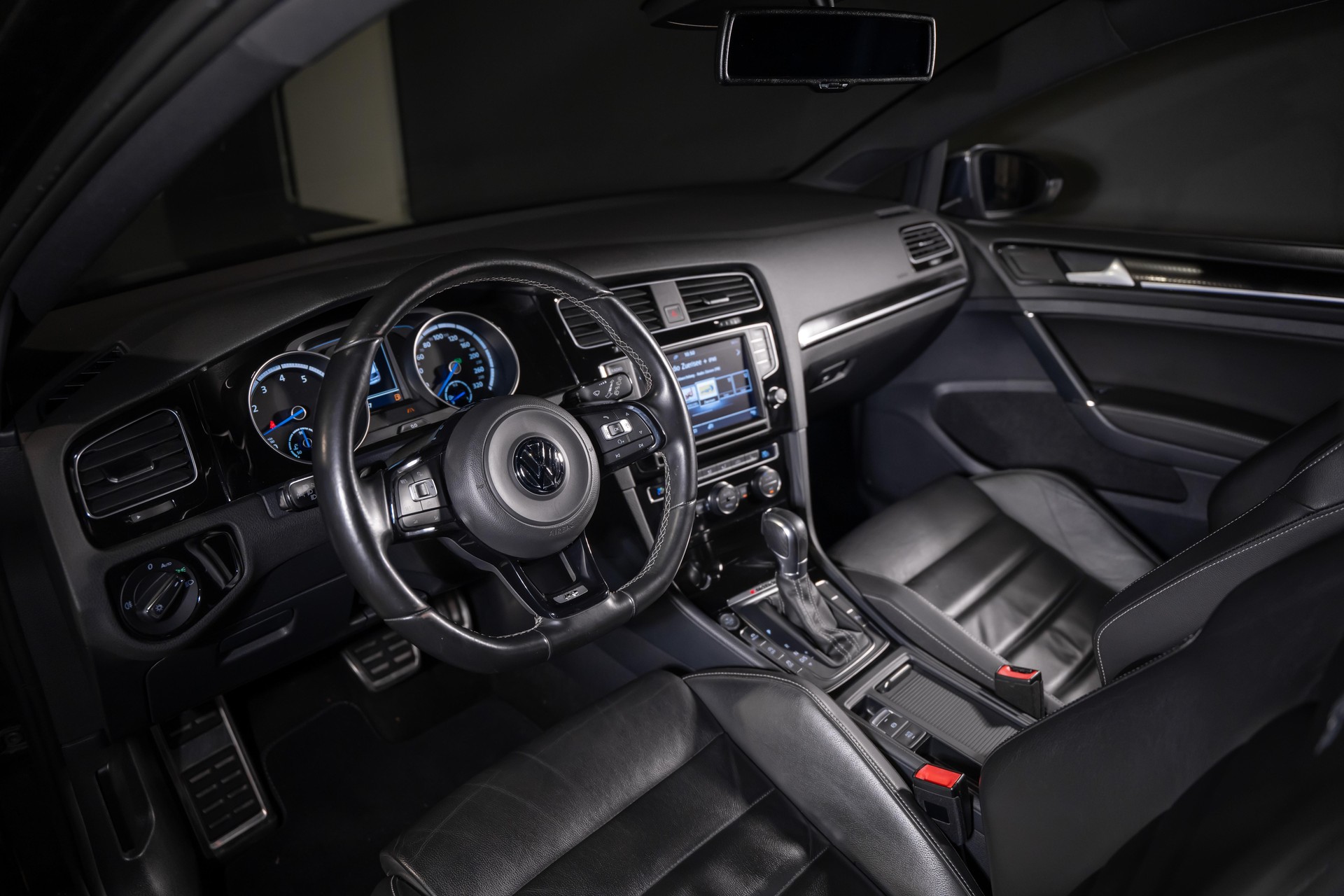 VW Golf VII 2.0 TSI R DSG 4motion-image-11