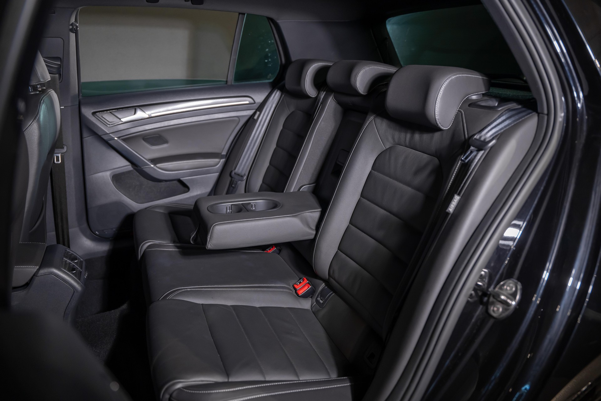 VW Golf VII 2.0 TSI R DSG 4motion-image-15