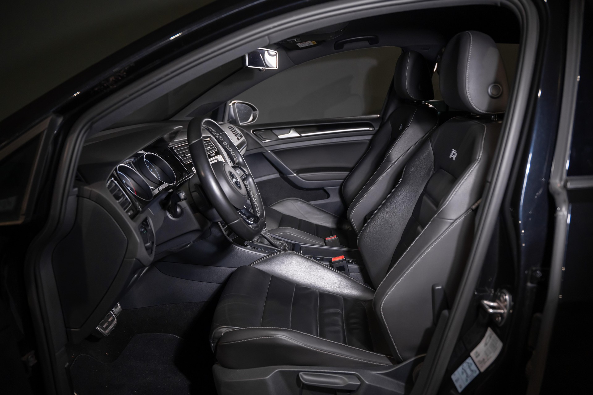 VW Golf VII 2.0 TSI R DSG 4motion-image-12
