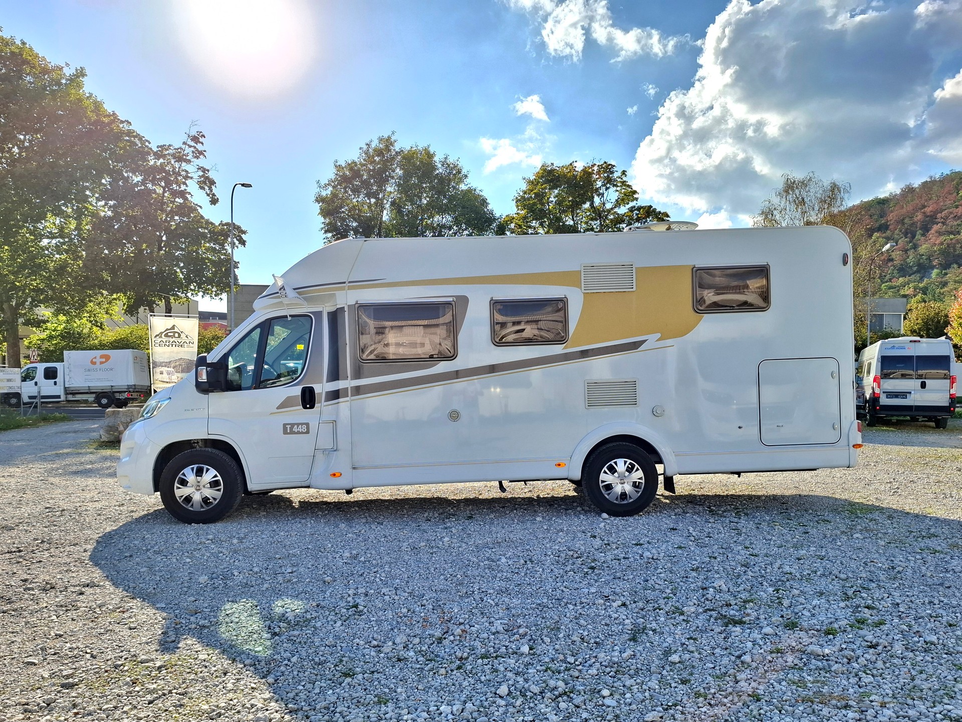 CARADO T448 - AUTOMAT! 150PS! Längsbett & Hubbett!-image-5