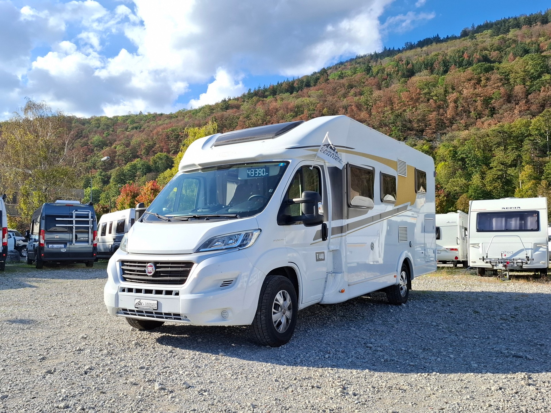 CARADO T448 - AUTOMAT! 150PS! Längsbett & Hubbett!-image-6