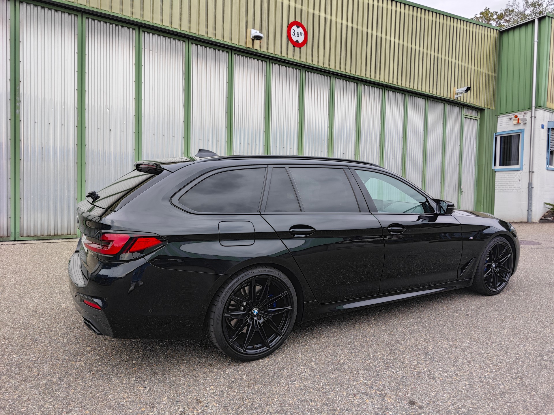 BMW 530d xDrive Touring M Sport "All Black"-image-1