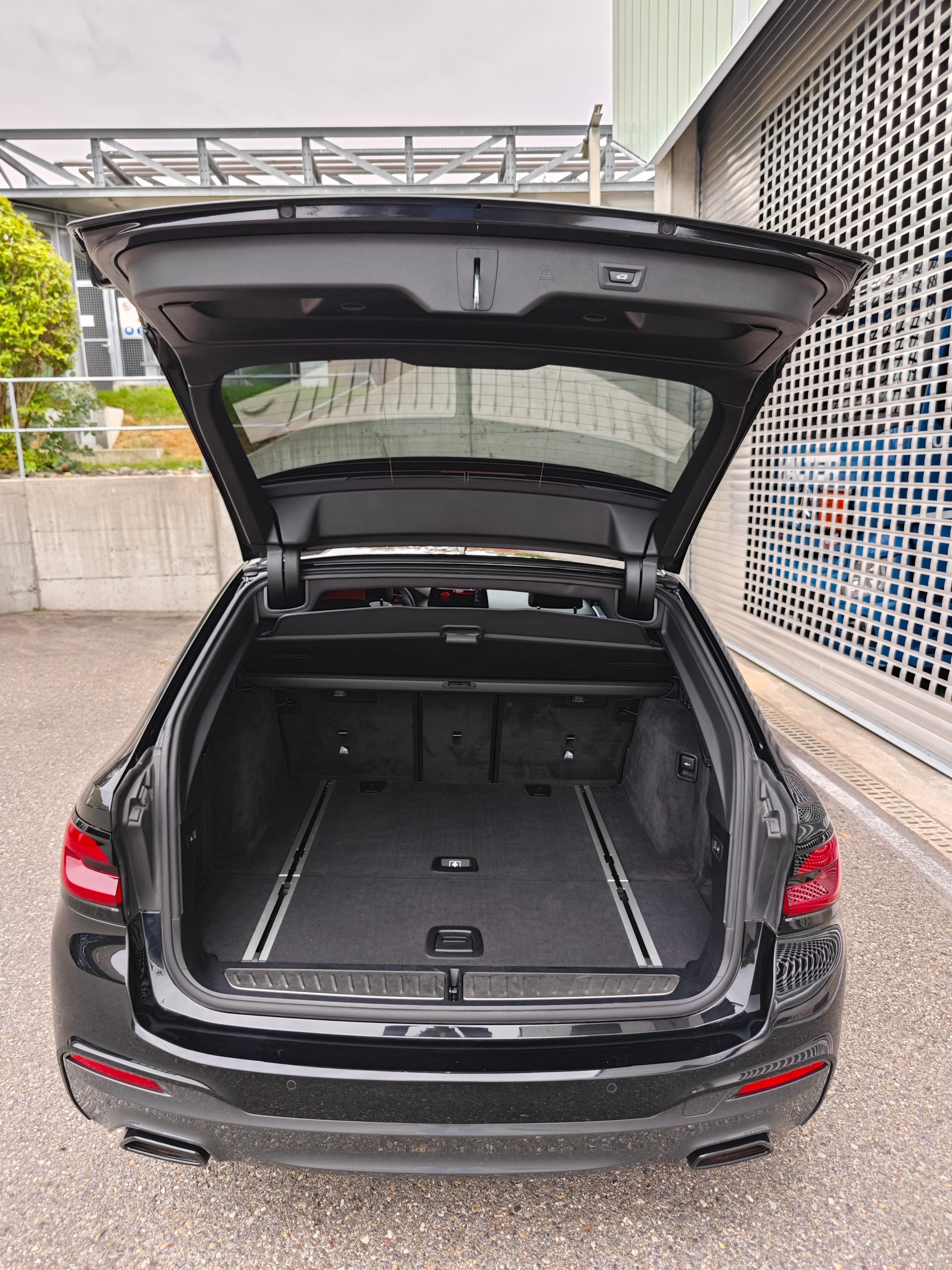BMW 530d xDrive Touring M Sport "All Black"-image-6