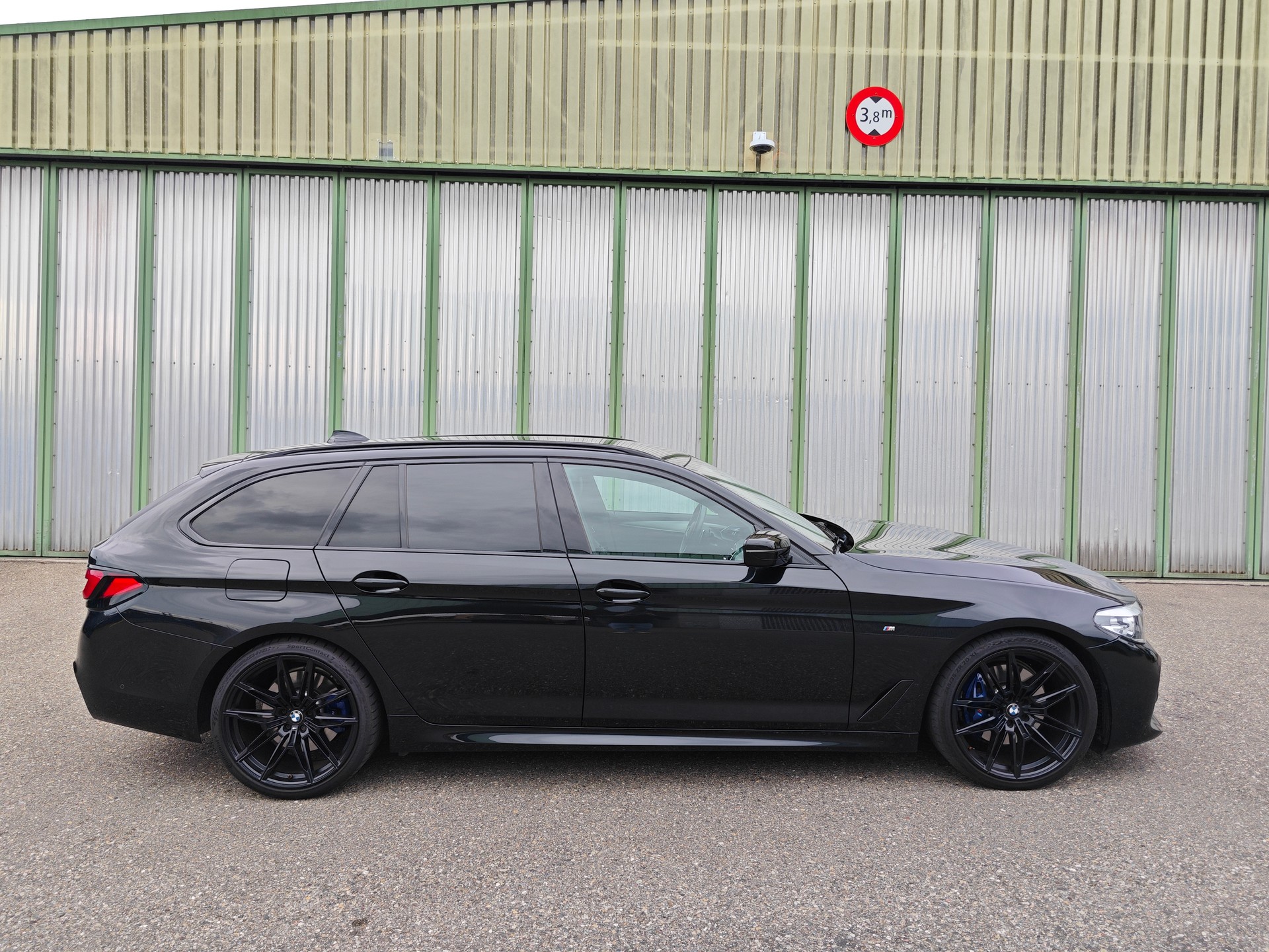 BMW 530d xDrive Touring M Sport "All Black"-image-2