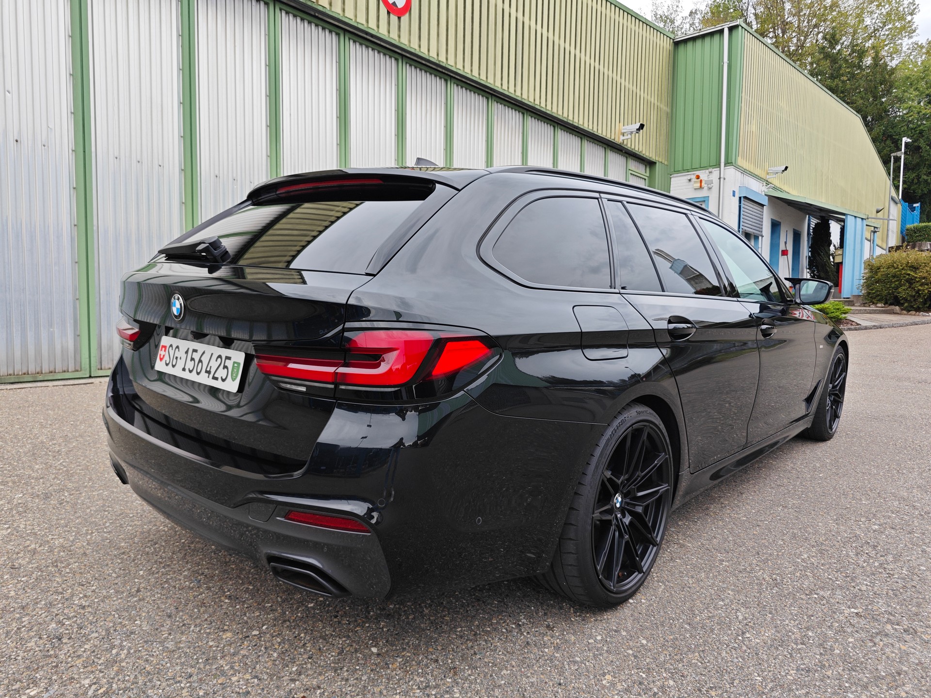 BMW 530d xDrive Touring M Sport "All Black"-image-5