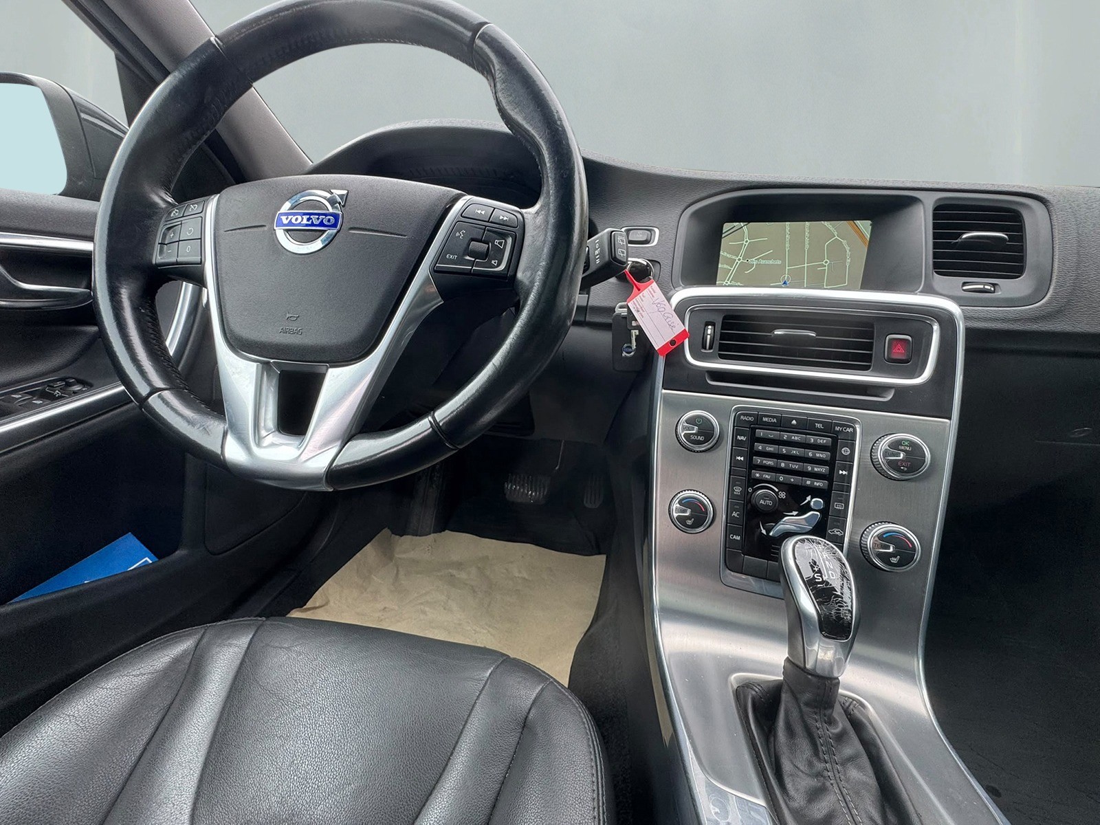 VOLVO V60 D5 AWD Summum Geartronic-image-12