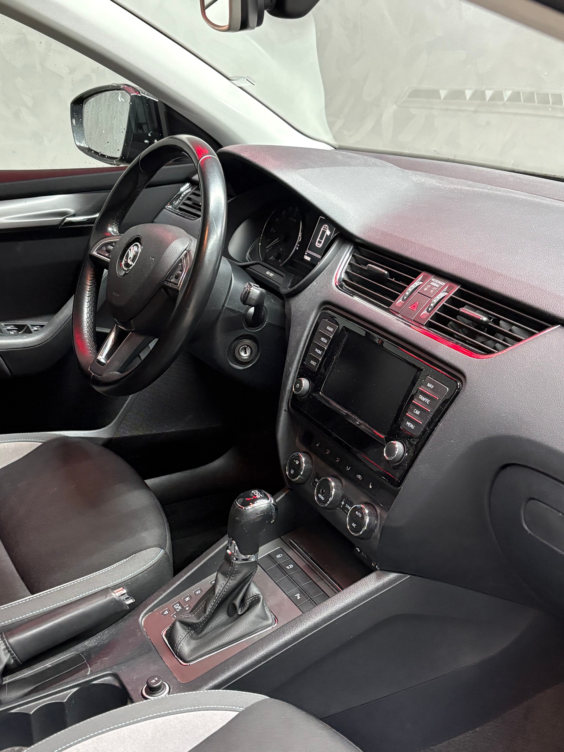 SKODA Octavia Combi 2.0 TDI Swiss Joy DSG-image-6