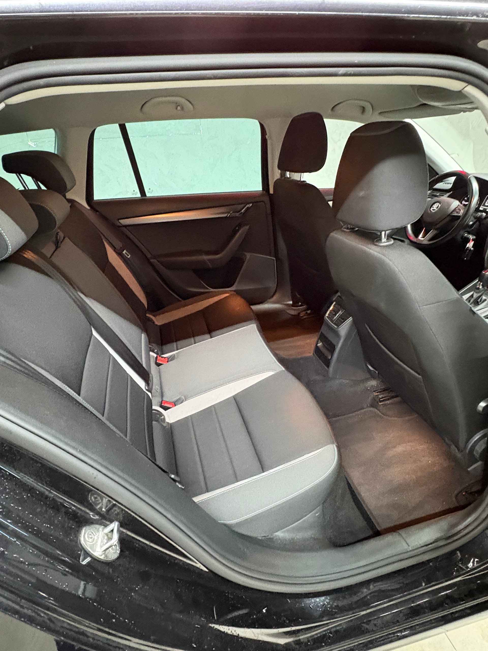 SKODA Octavia Combi 2.0 TDI Swiss Joy DSG-image-9