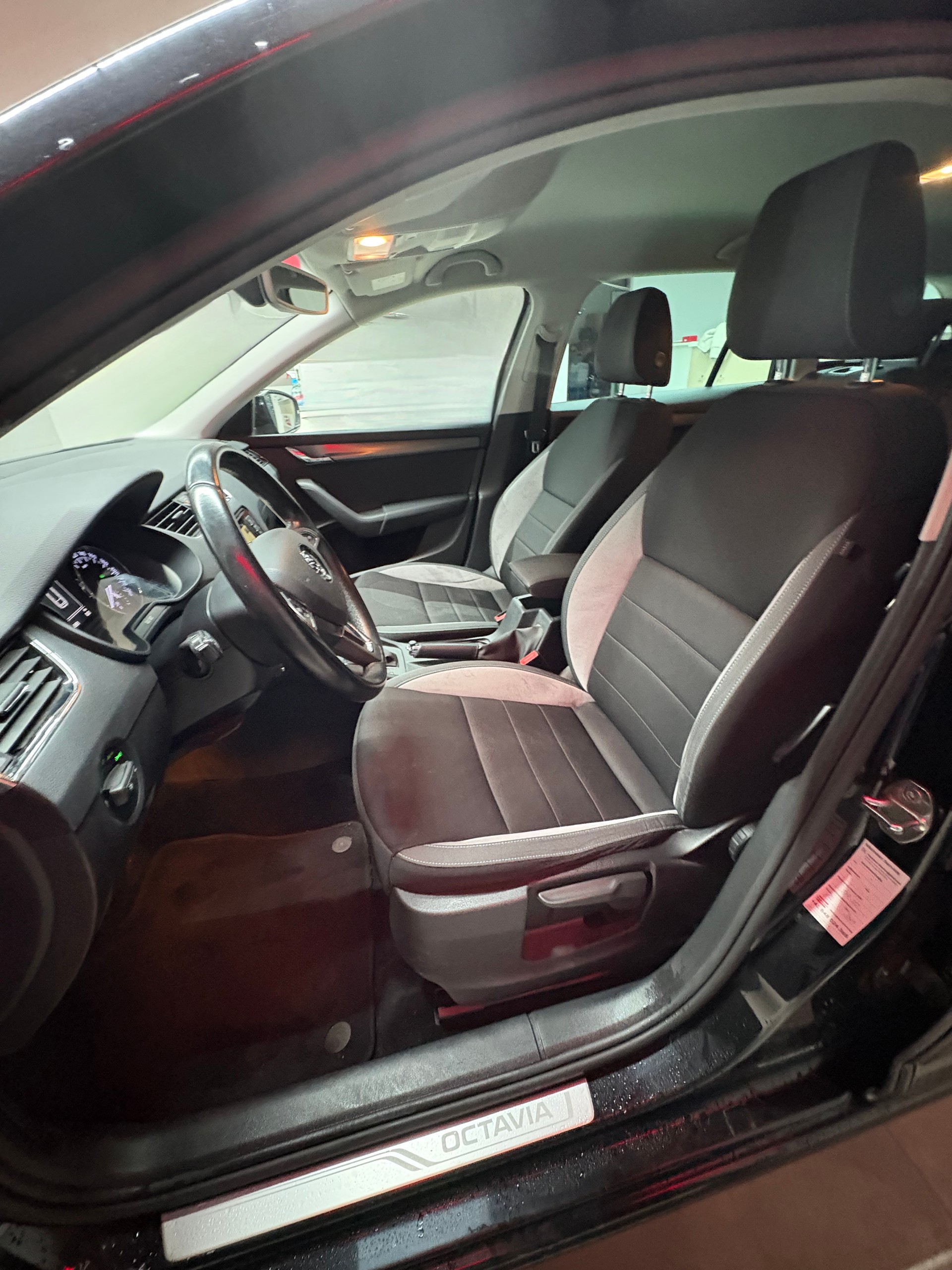 SKODA Octavia Combi 2.0 TDI Swiss Joy DSG-image-10