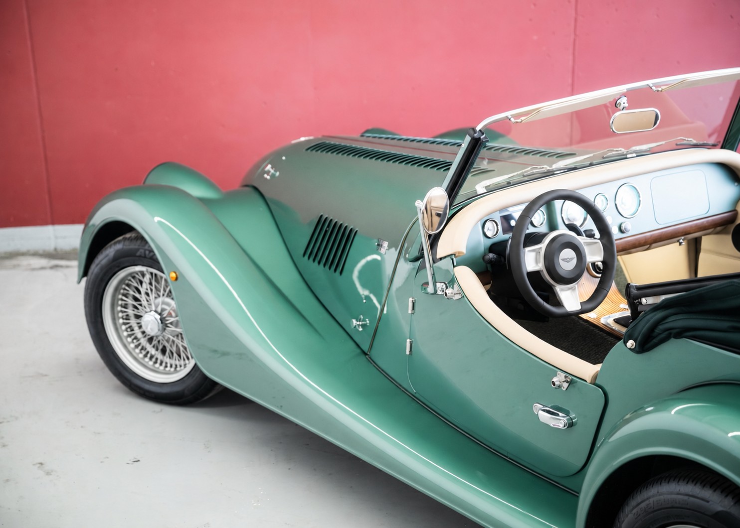 Image MORGAN 4-4 Plus Four 2.0 Automatic Bespoke (Swiss new car, Aston Martin Almond Green metallic paint, 36-month warranty, delivery March 27)
