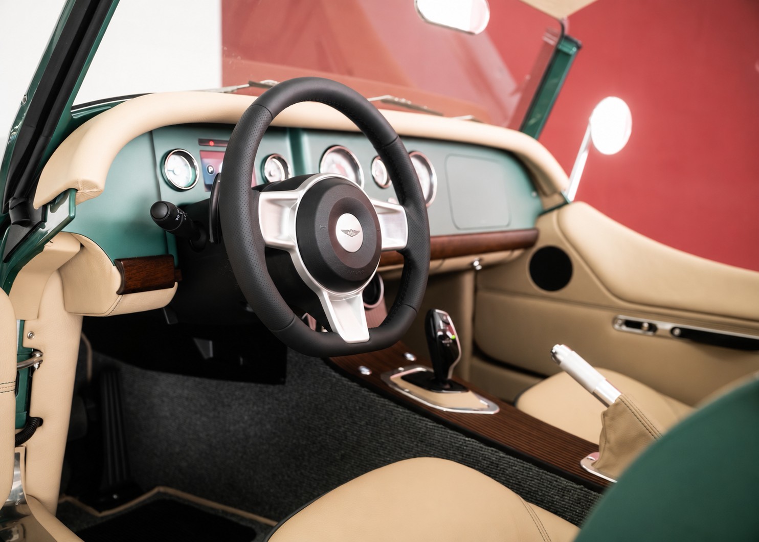 Image MORGAN 4-4 Plus Four 2.0 Automatic Bespoke (Swiss new car, Aston Martin Almond Green metallic paint, 36-month warranty, delivery March 27)
