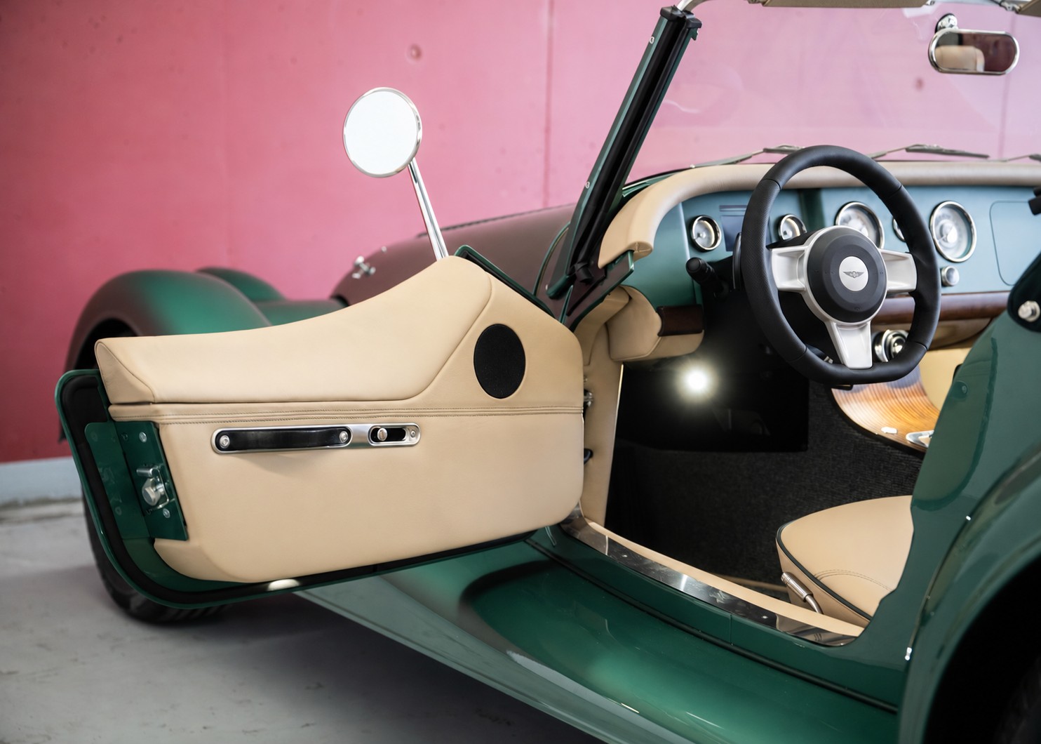 Image MORGAN 4-4 Plus Four 2.0 Automatic Bespoke (Swiss new car, Aston Martin Almond Green metallic paint, 36-month warranty, delivery March 27)
