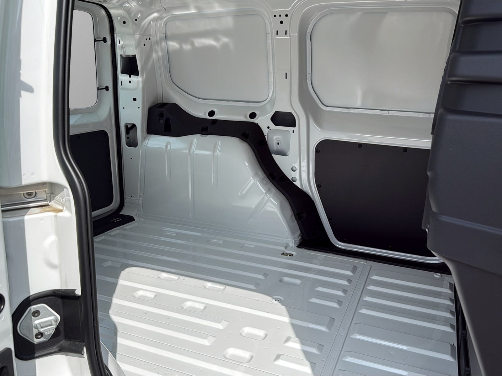 VW Caddy Cargo 1.5 TSI Entry Hybrid-image-11
