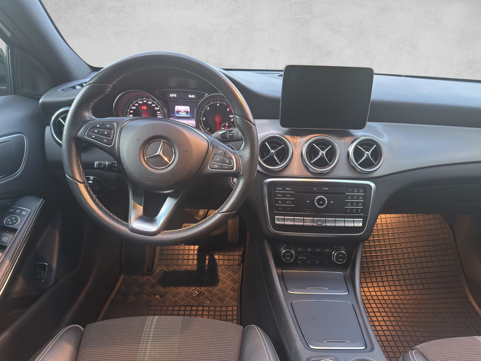 MERCEDES-BENZ GLA 200 d Swiss Star Edition Urban 4Matic 7G-DCT-image-6