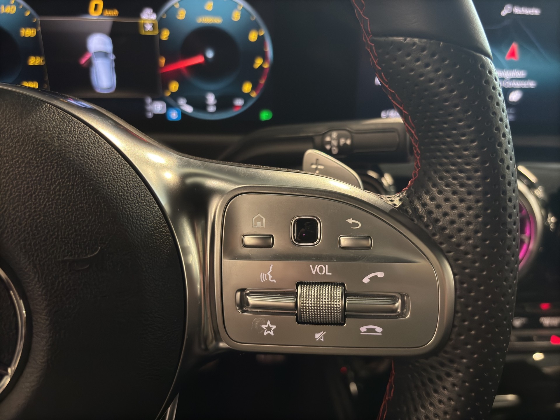 MERCEDES-BENZ CLA Shooting Brake 250 4Matic 7G-DCT AMG Line-image-13