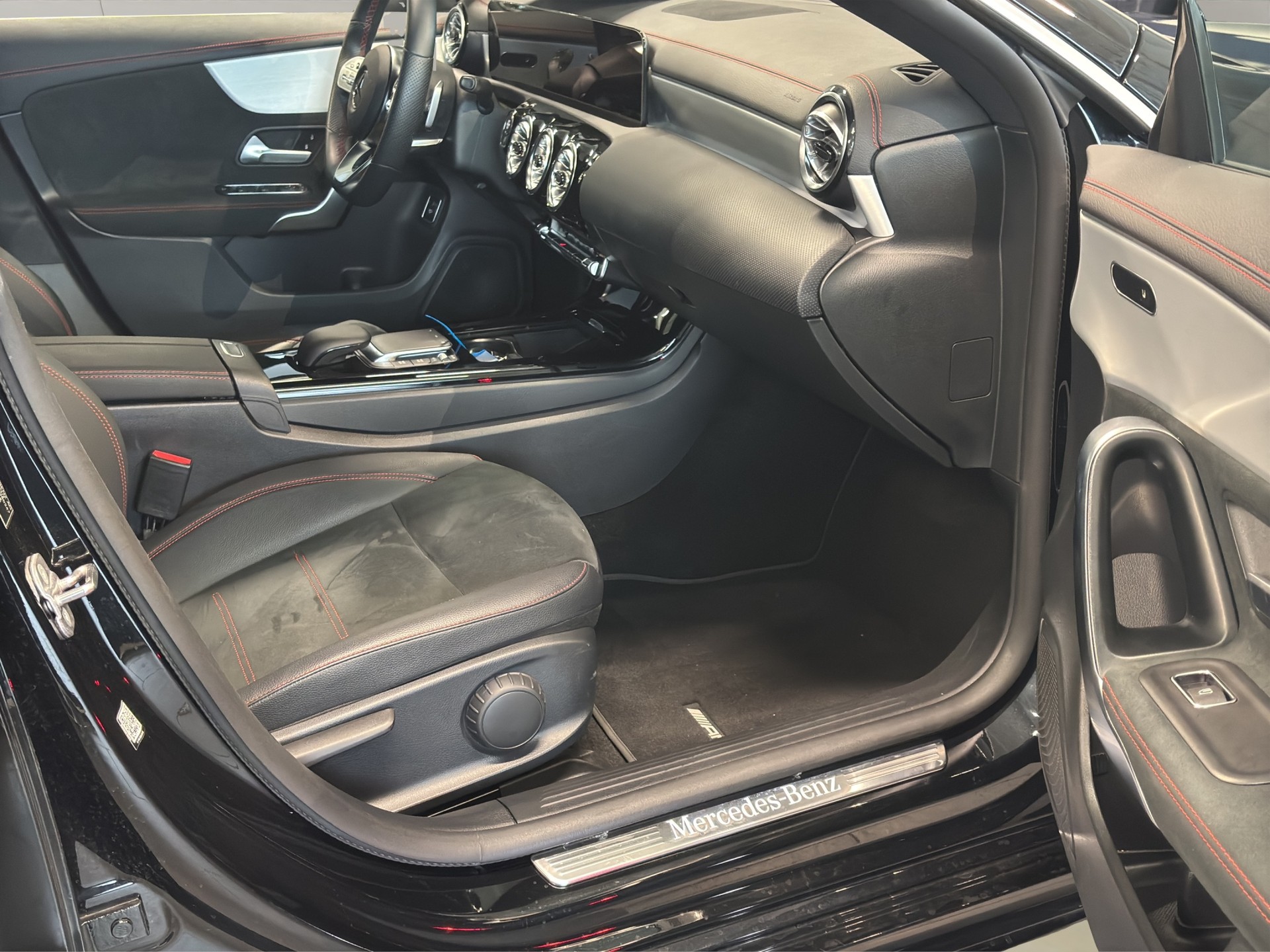 MERCEDES-BENZ CLA Shooting Brake 250 4Matic 7G-DCT AMG Line-image-23