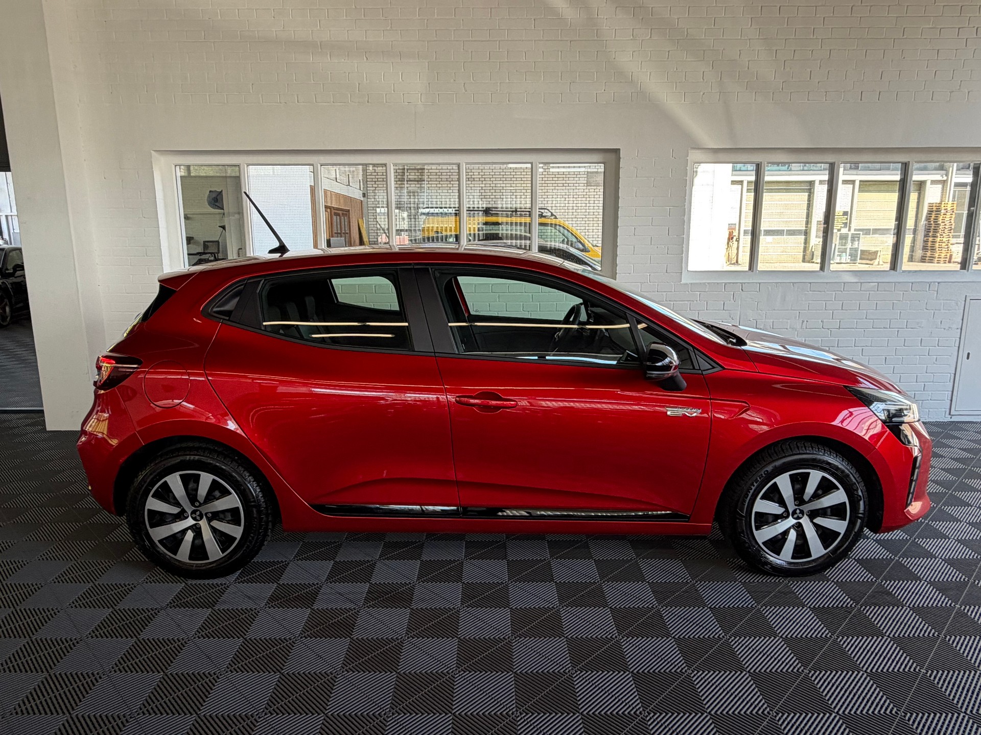 MITSUBISHI COLT 1.6 HEV Invite (CH)-image-1