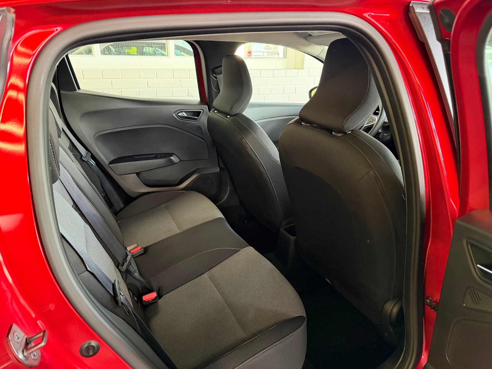 MITSUBISHI COLT 1.6 HEV Invite (CH)-image-8