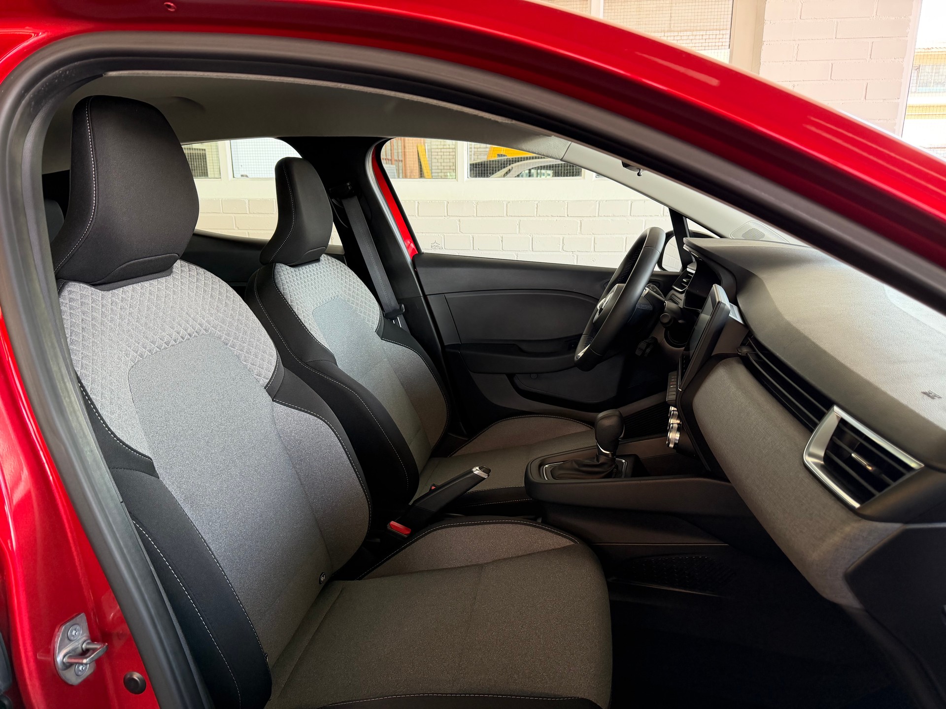 MITSUBISHI COLT 1.6 HEV Invite (CH)-image-7