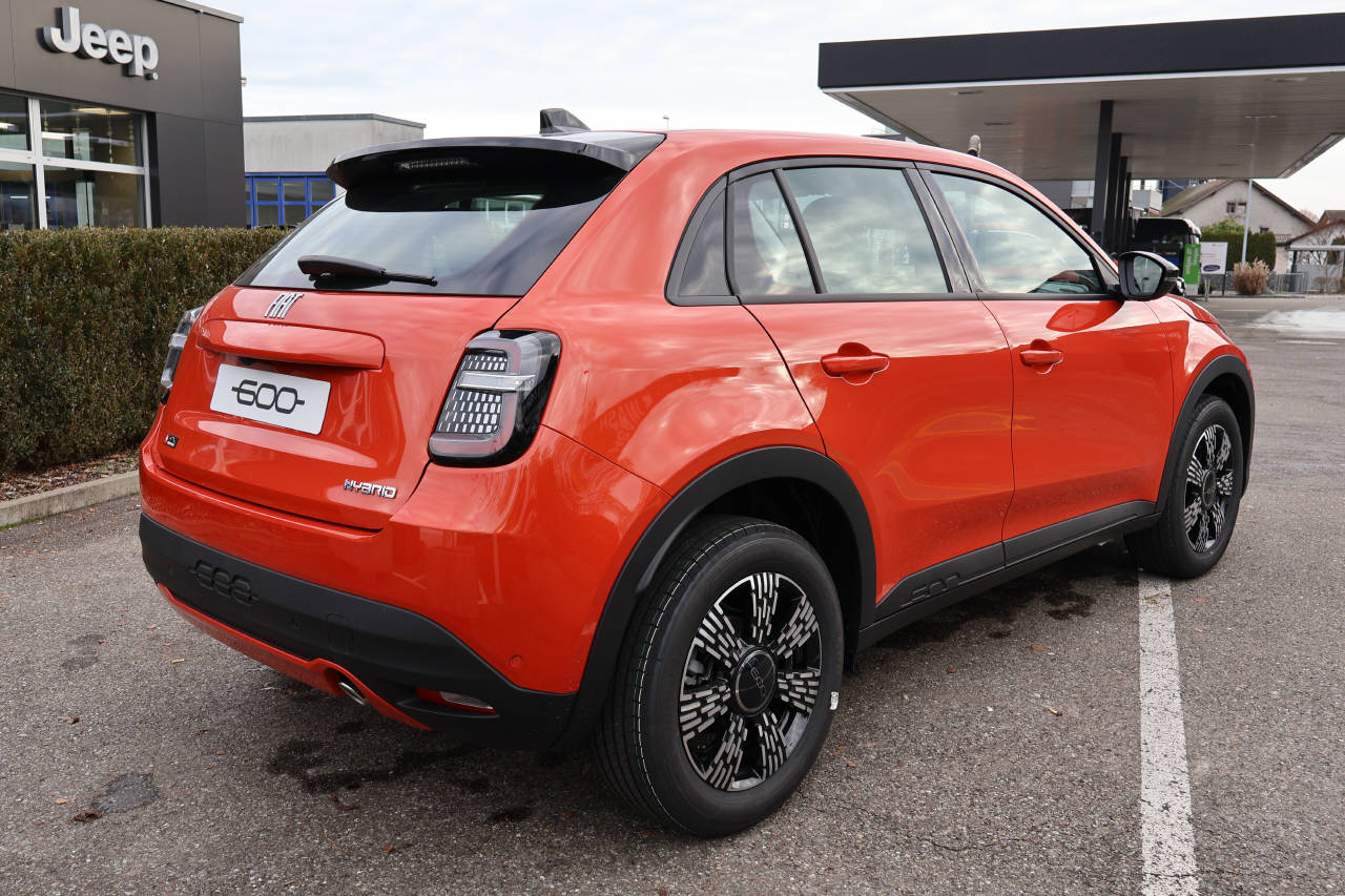 FIAT 600 1.2 Hybrid Swiss Edition-image-2
