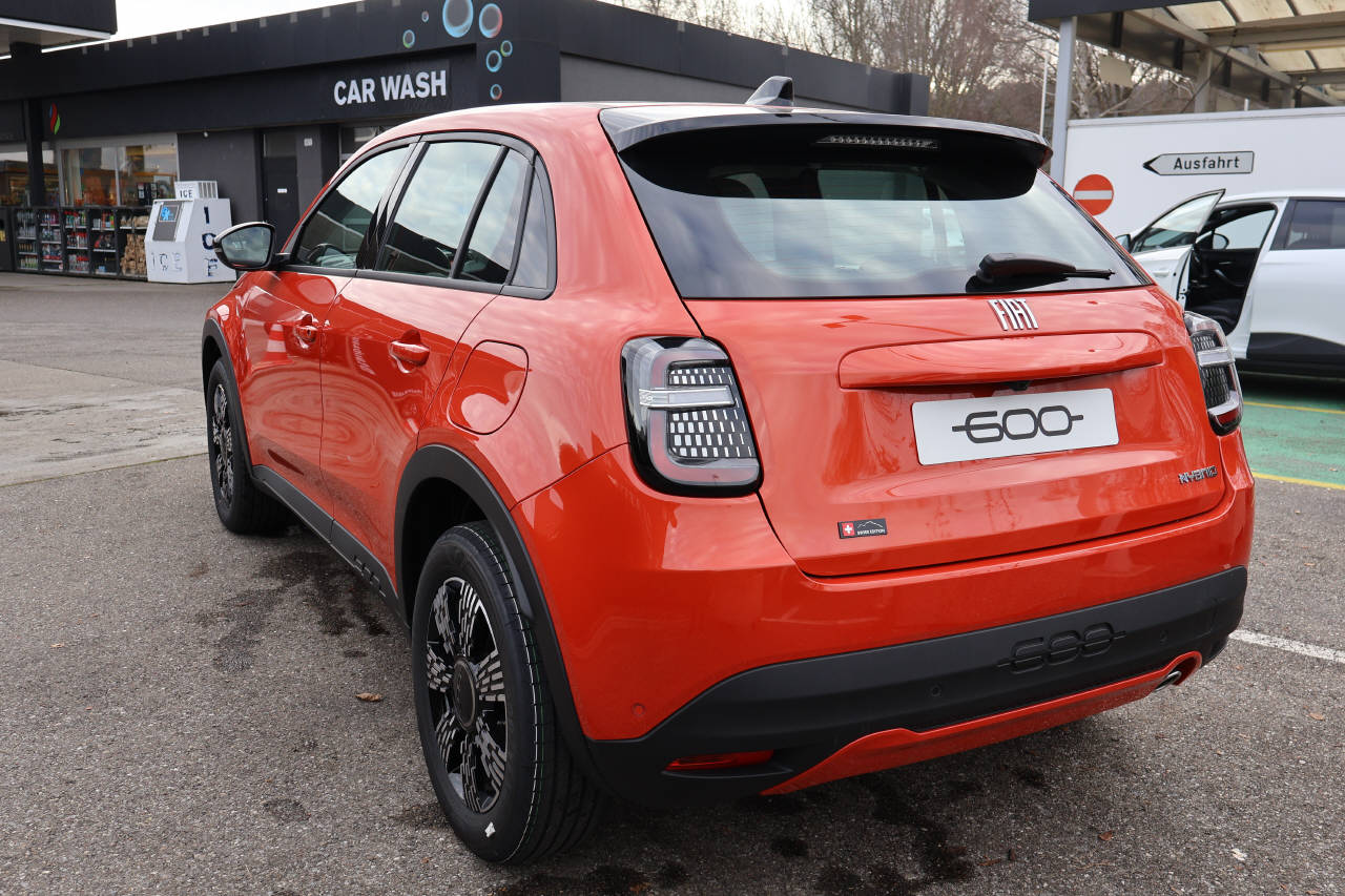 FIAT 600 1.2 Hybrid Swiss Edition-image-5