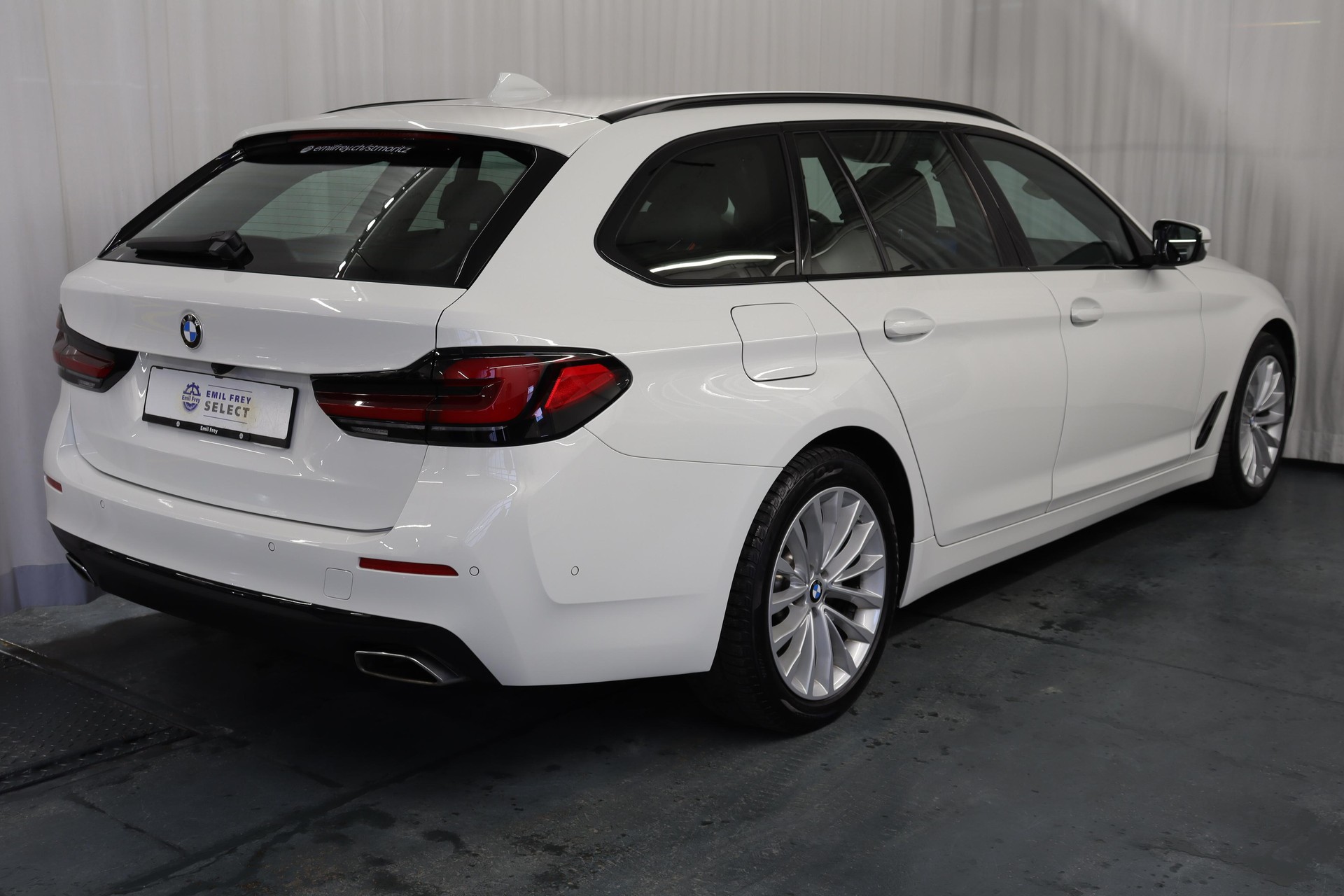 BMW 540d xDrive SAG Touring-image-11