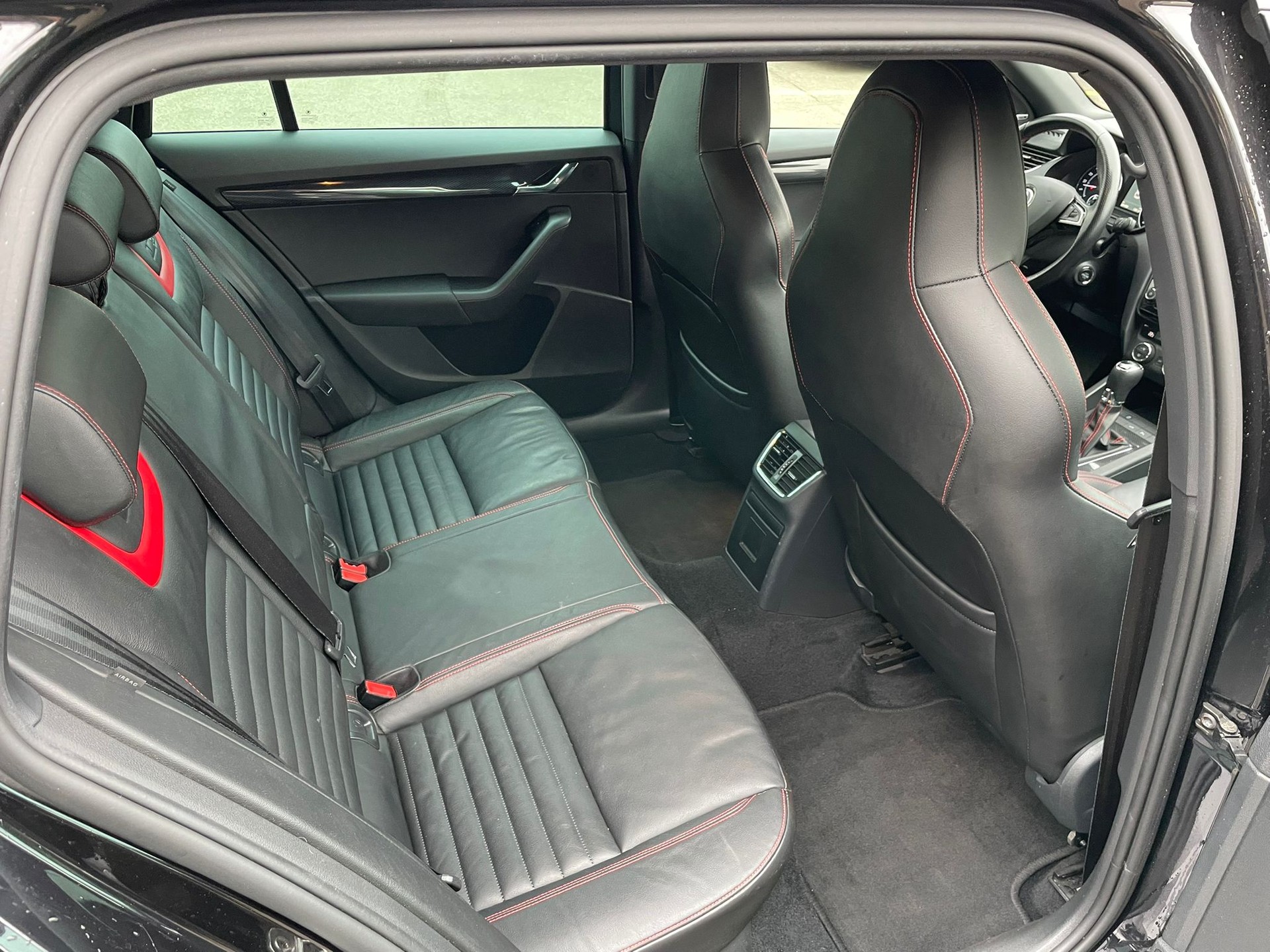 SKODA Octavia Combi 2.0 TDI RS 4x4 DSG-image-11