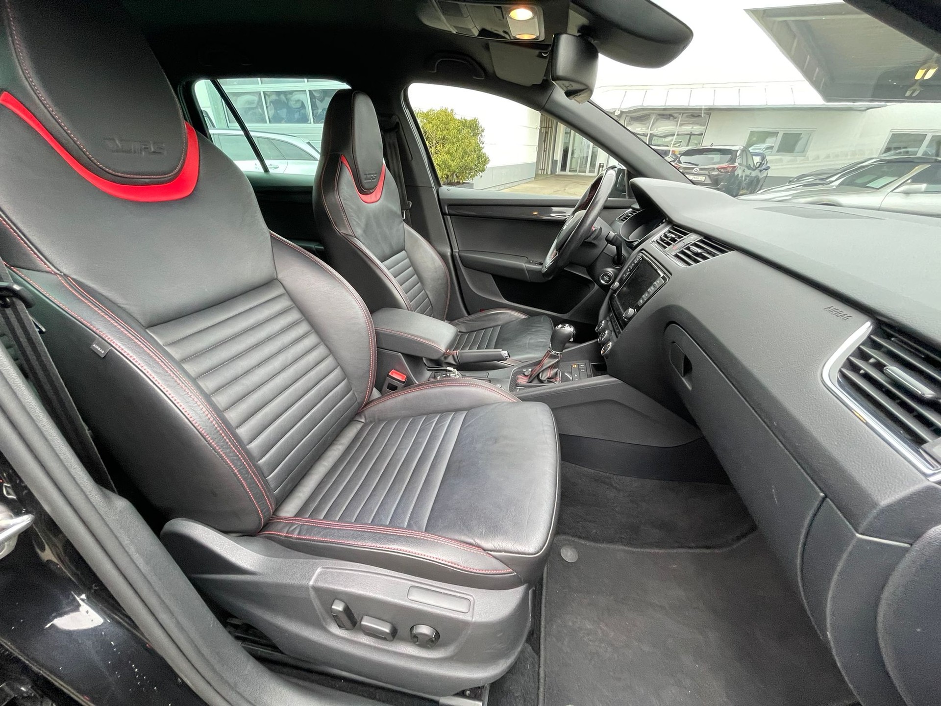 SKODA Octavia Combi 2.0 TDI RS 4x4 DSG-image-10