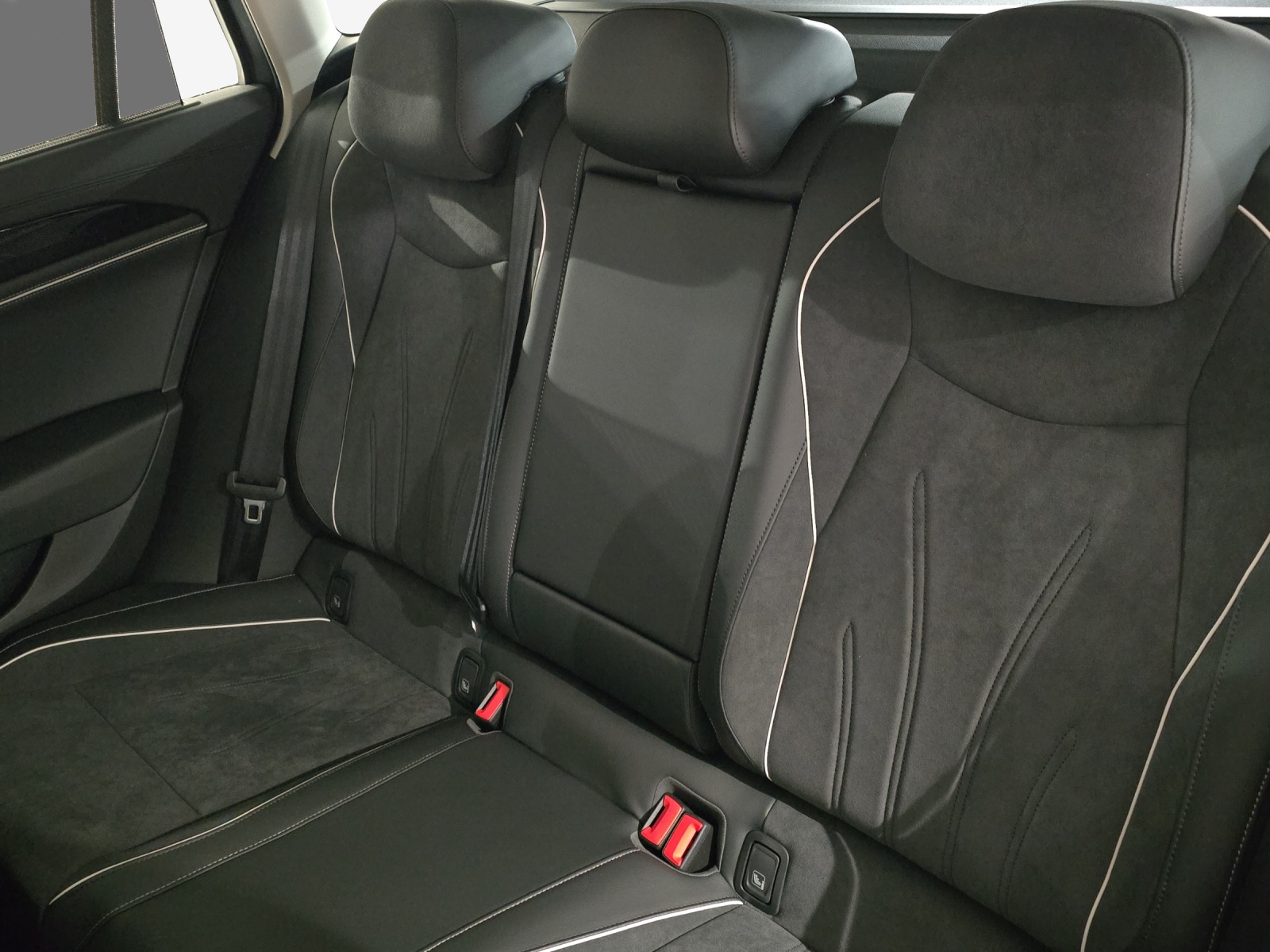 VW Passat Variant 2.0 TDI evo Business DSG-image-11