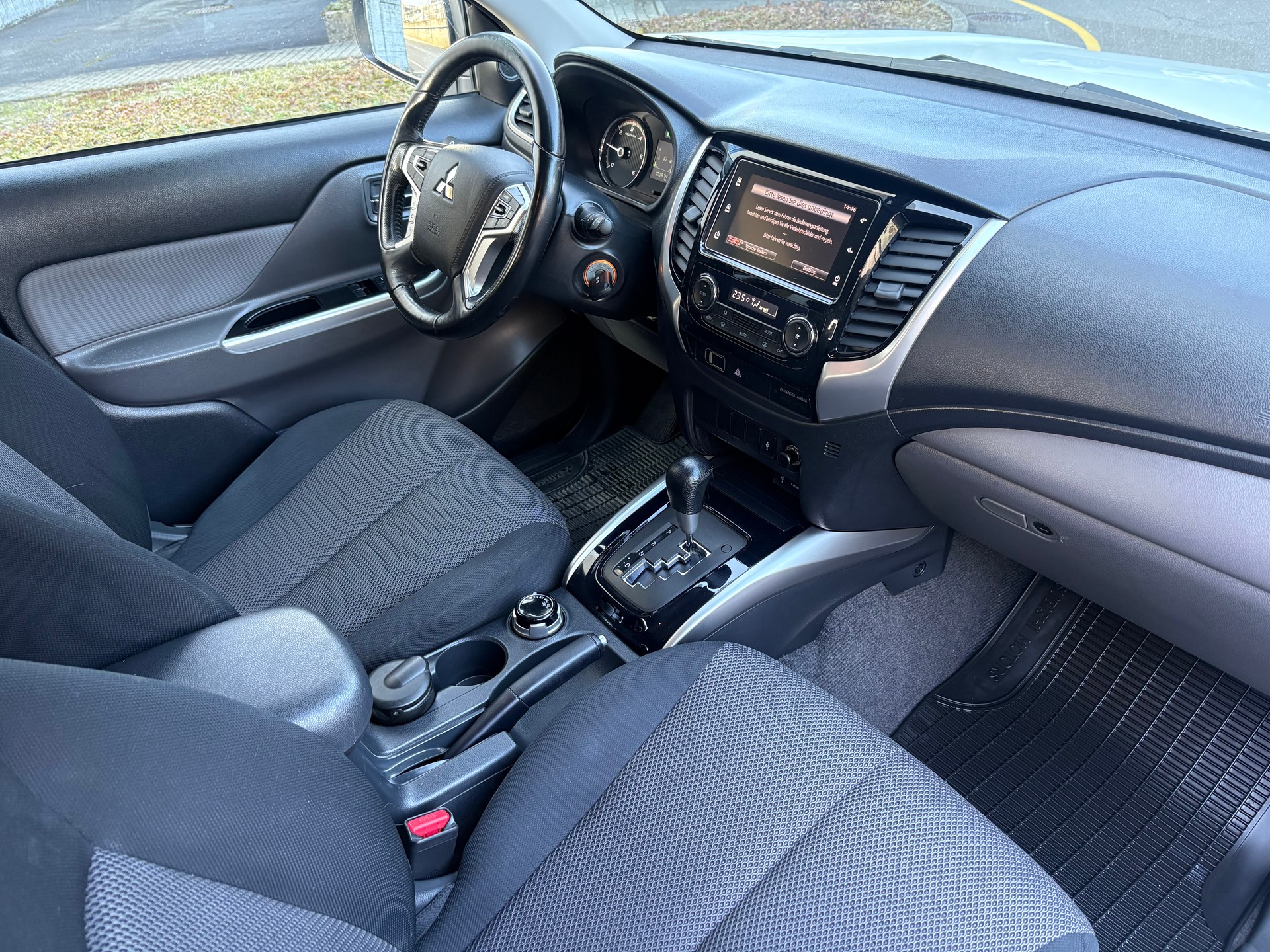 MITSUBISHI L 200 2.4 Style Double Cab A-image-9