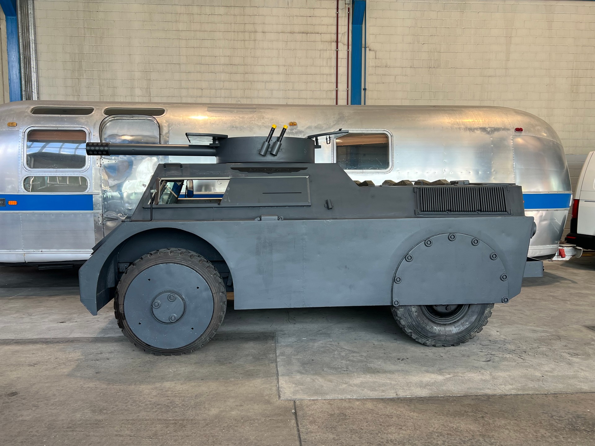 MOWAG 57 4x4 Gepanzertes Aufklärungsfahrzeug-showroom-element-1