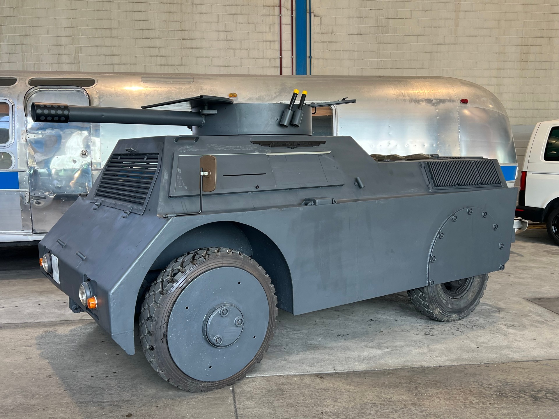 MOWAG 57 4x4 Gepanzertes Aufklärungsfahrzeug-showroom-element-2