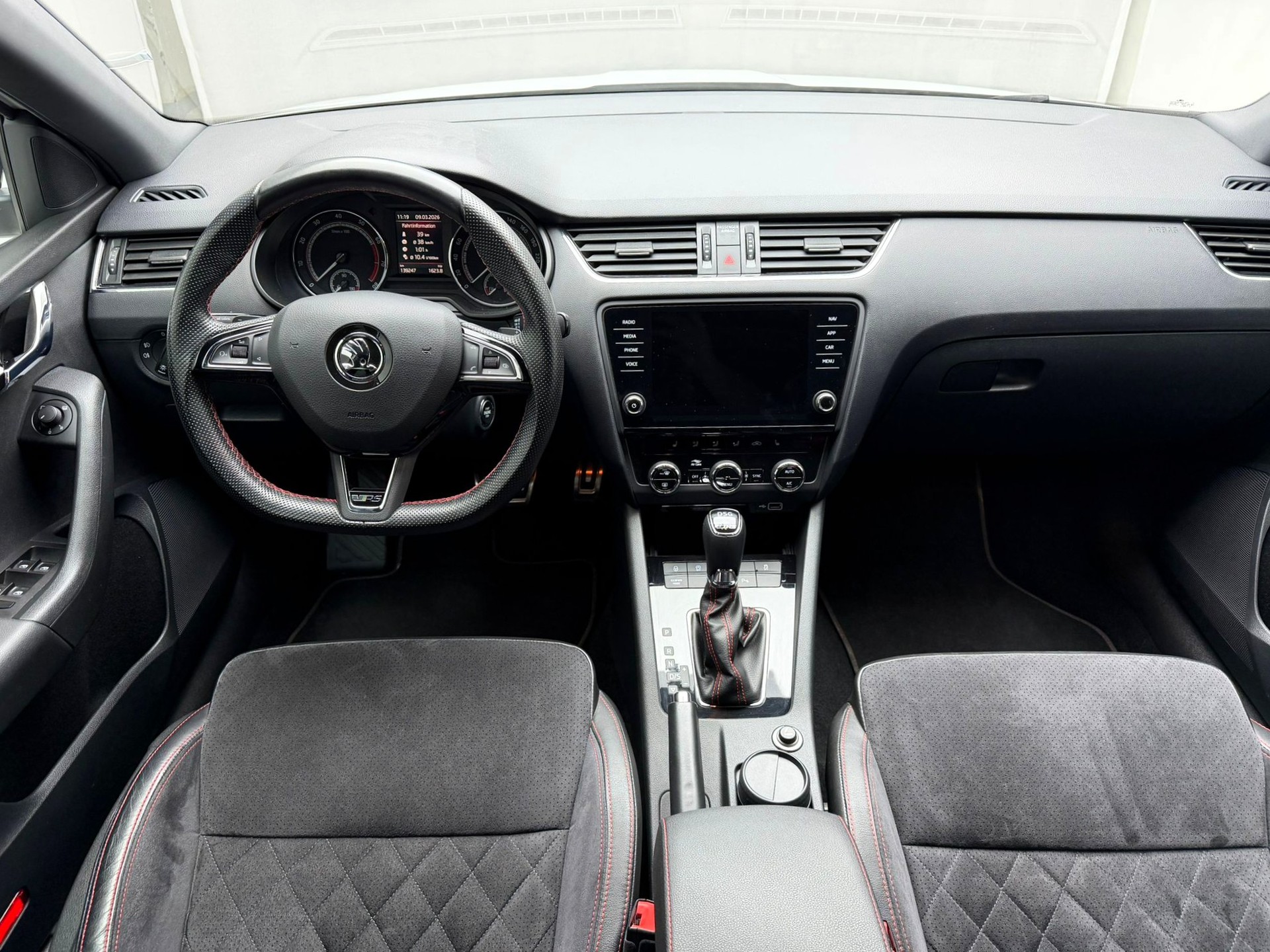 SKODA Octavia Combi 2.0 TSI RS 245 DSG-image-15
