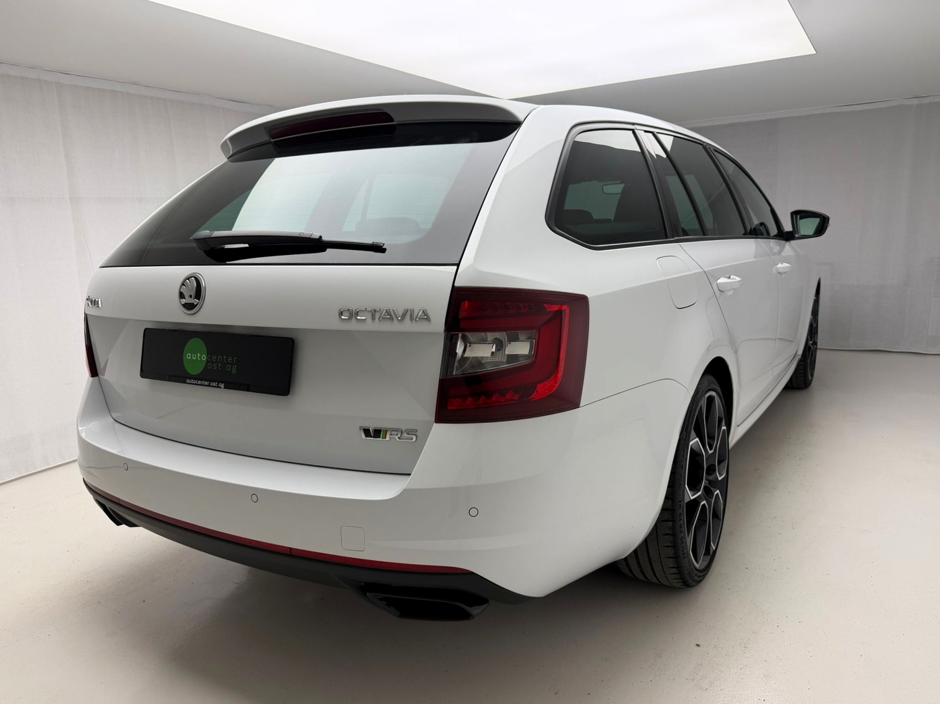 SKODA Octavia Combi 2.0 TSI RS 245 DSG-image-2