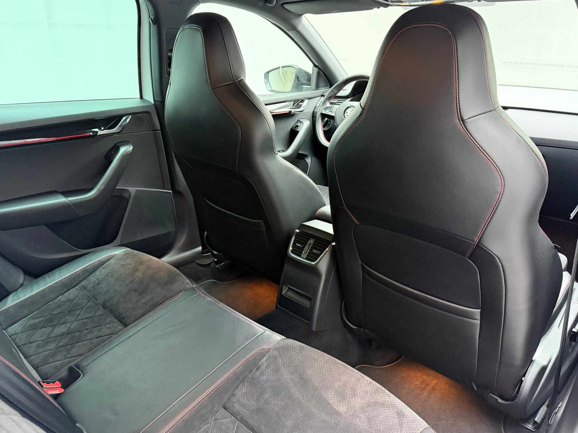 SKODA Octavia Combi 2.0 TSI RS 245 DSG-image-18