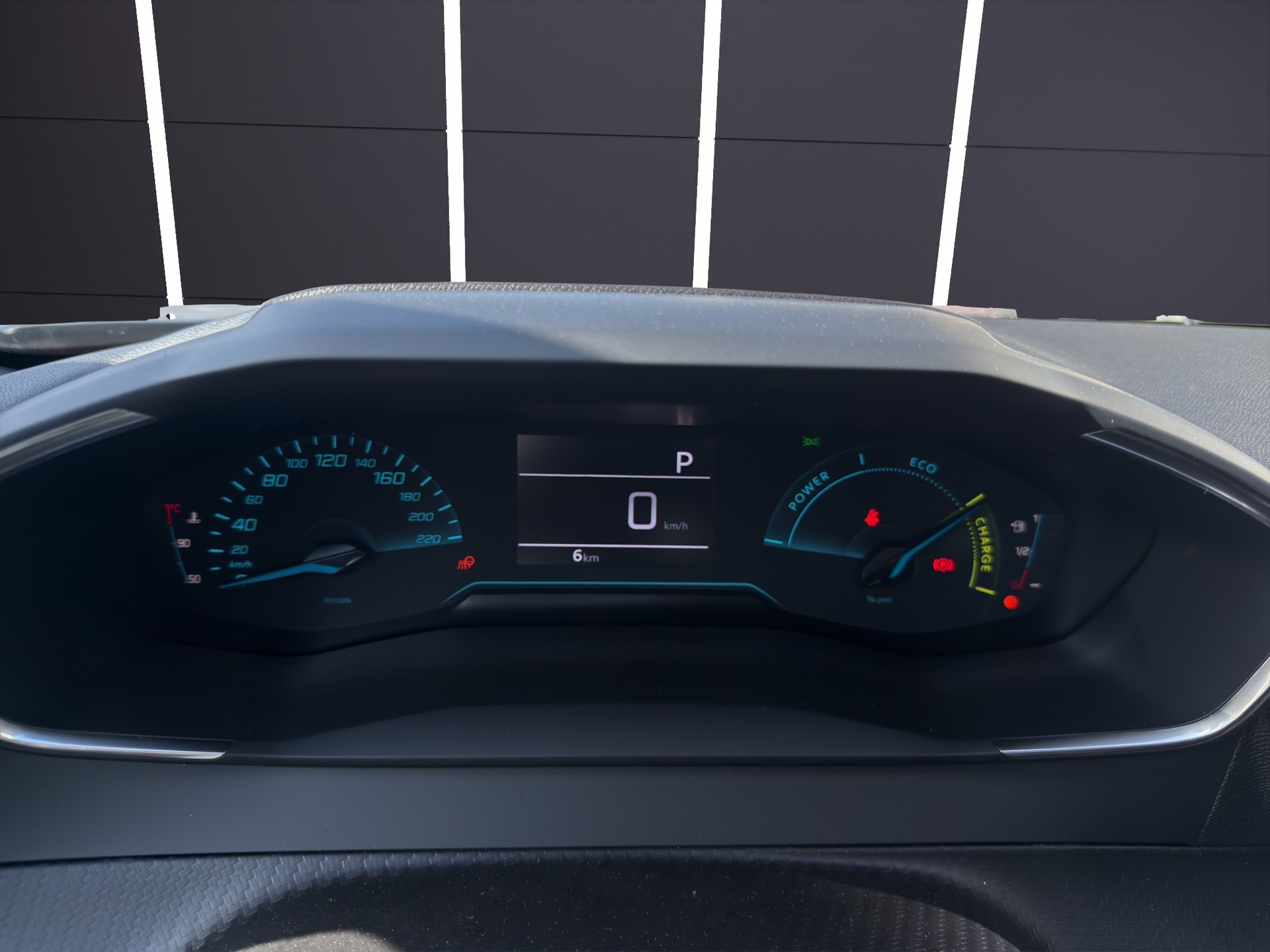 PEUGEOT 2008 1.2 MHEV Style-image-8
