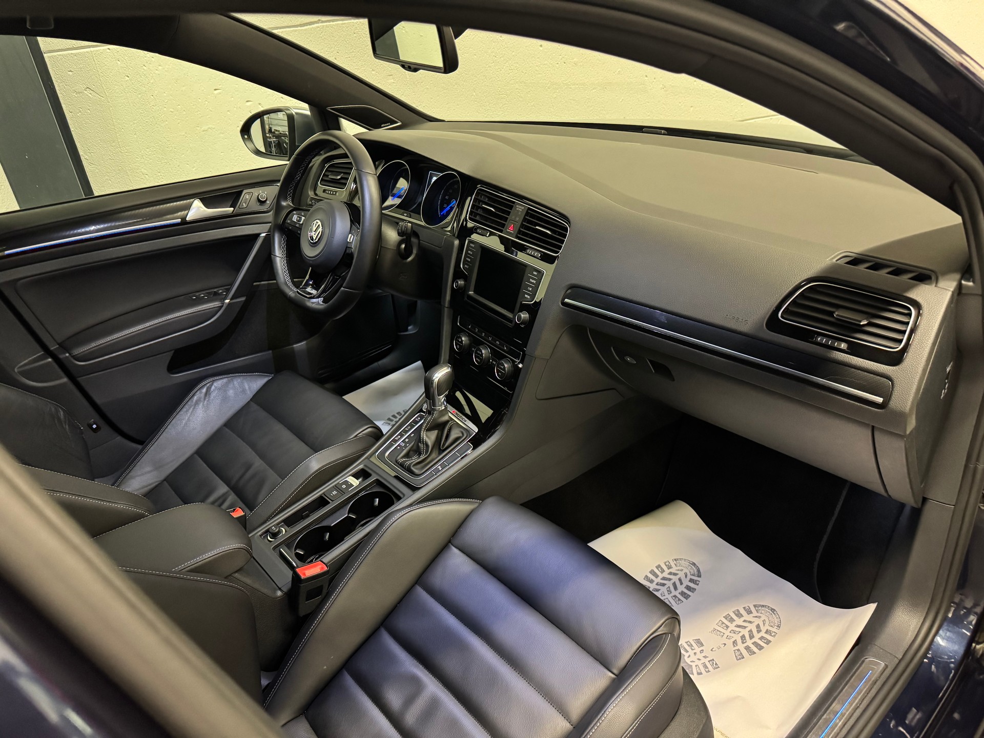 VW Golf 2.0 TSI R 4Motion DSG-image-19
