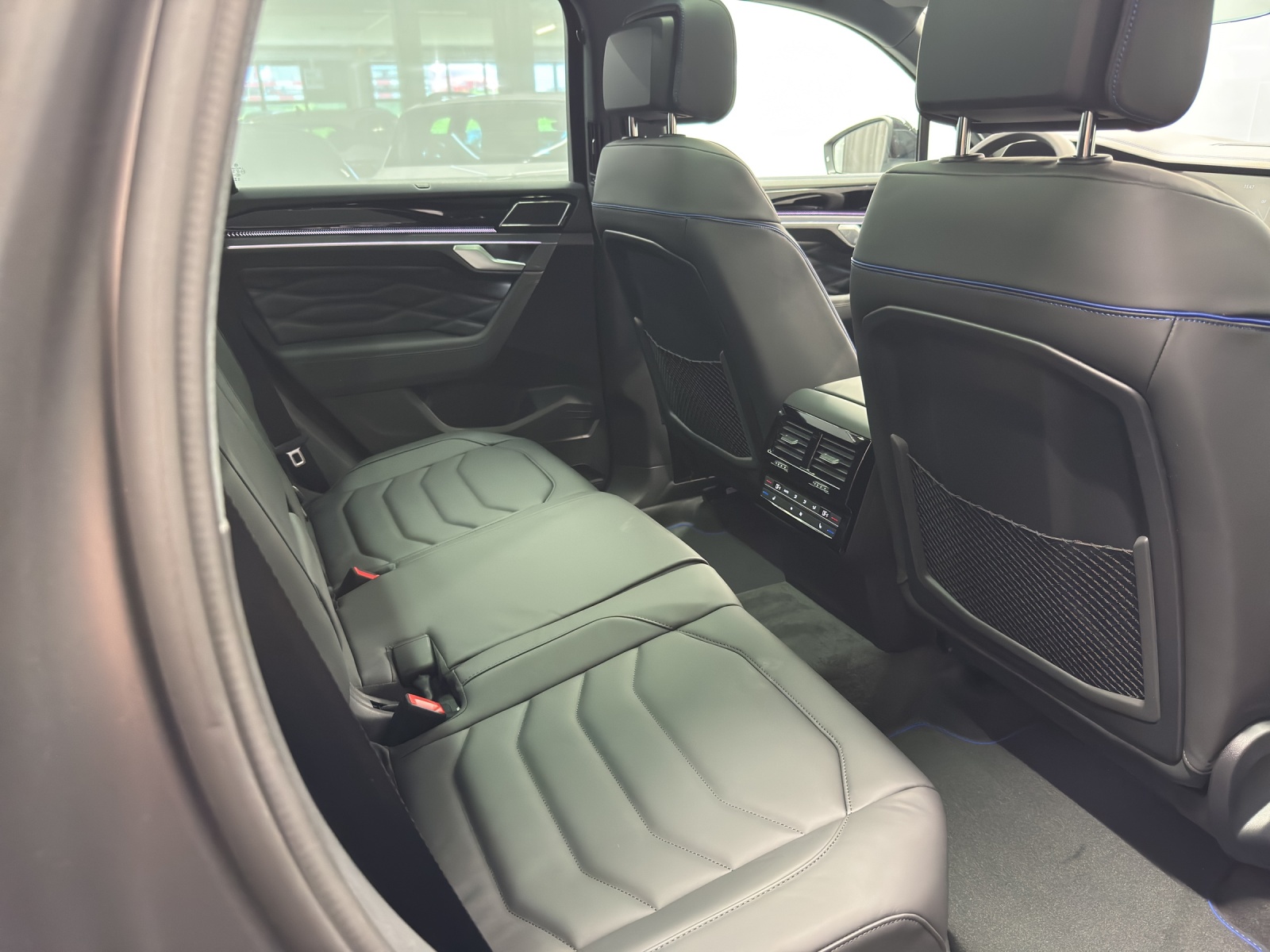VW Touareg 3.0 V6 TSI PHEV R Final Edition-image-9
