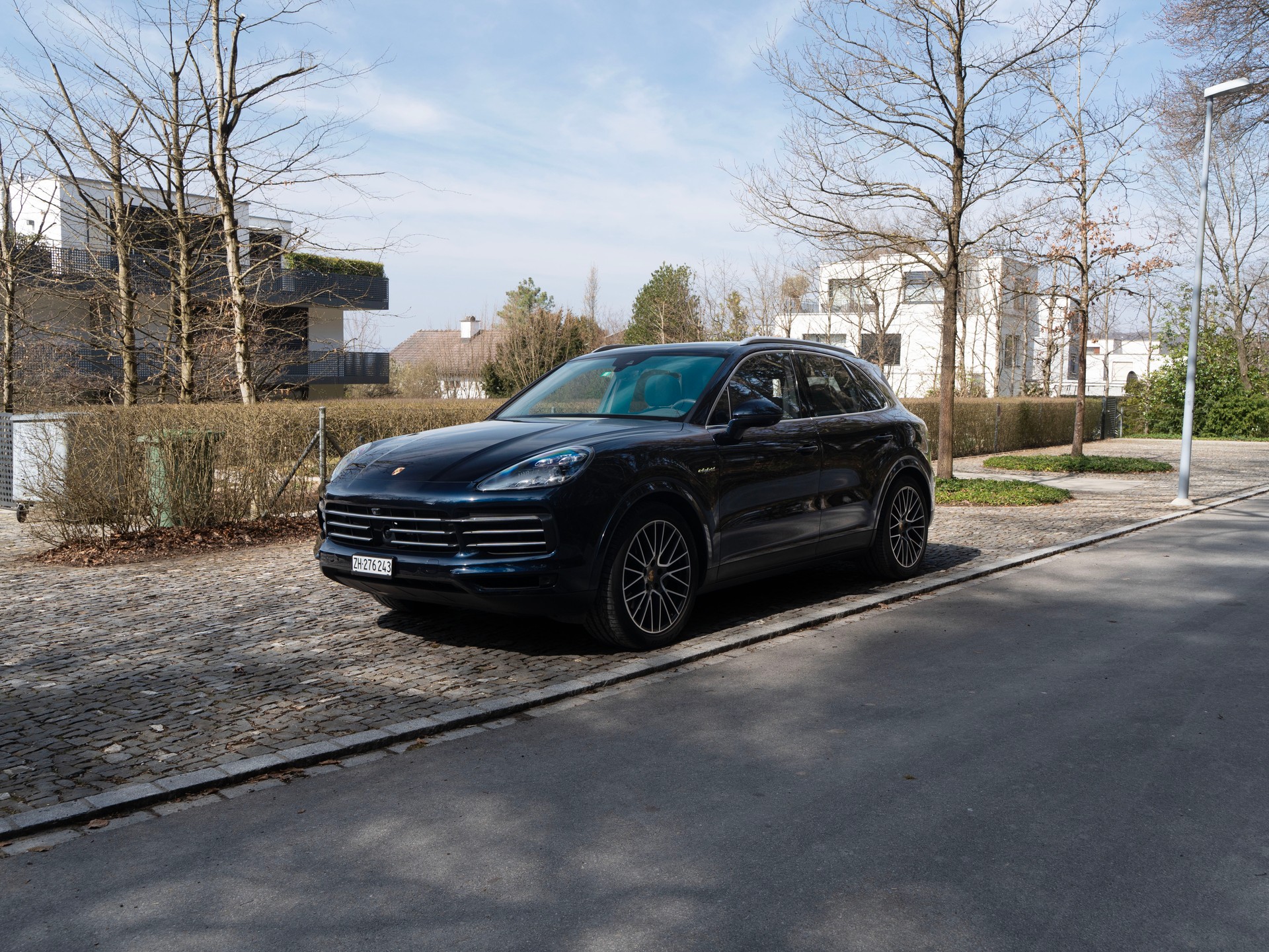 PORSCHE Cayenne E-Hybrid-image-2