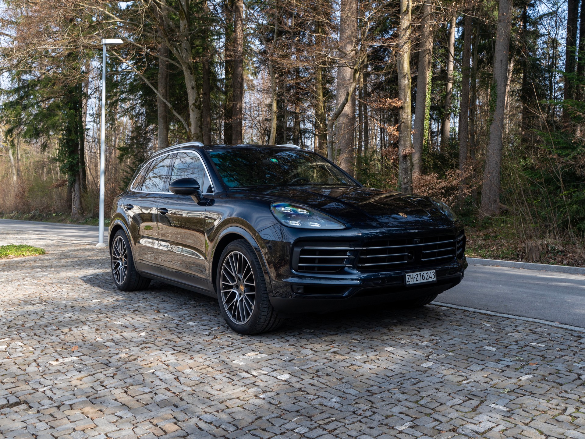 PORSCHE Cayenne E-Hybrid-image-1