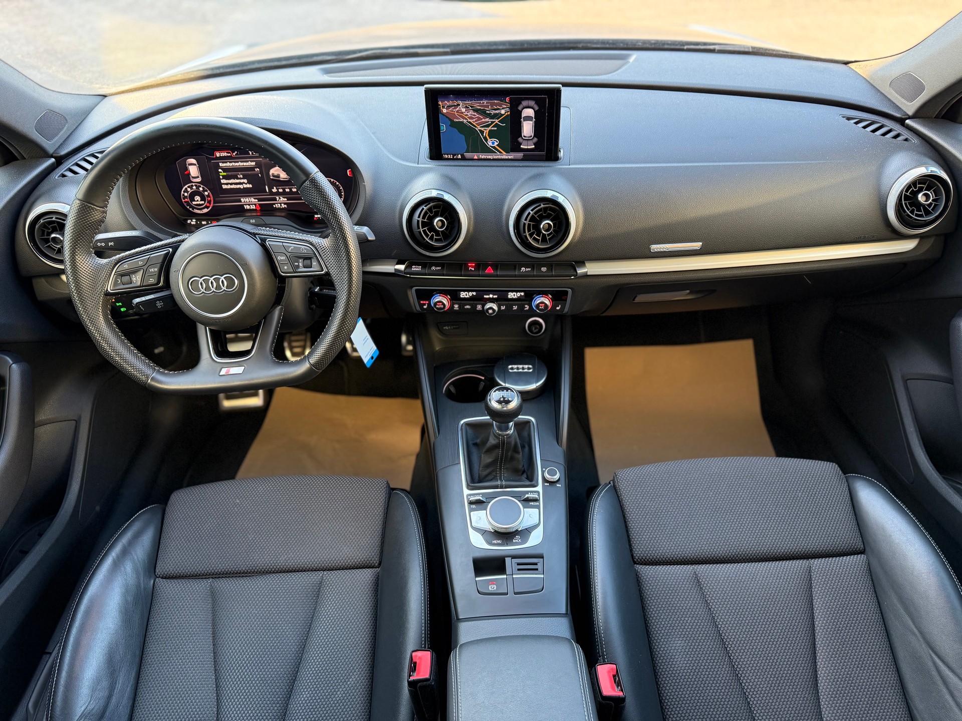 AUDI A3 Sportback 35 TFSI Sport Attraction-image-11