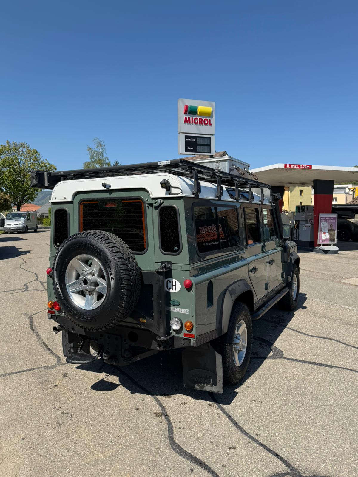 LAND ROVER Defender 110 2.4 Td4 Station Wagon-image-4