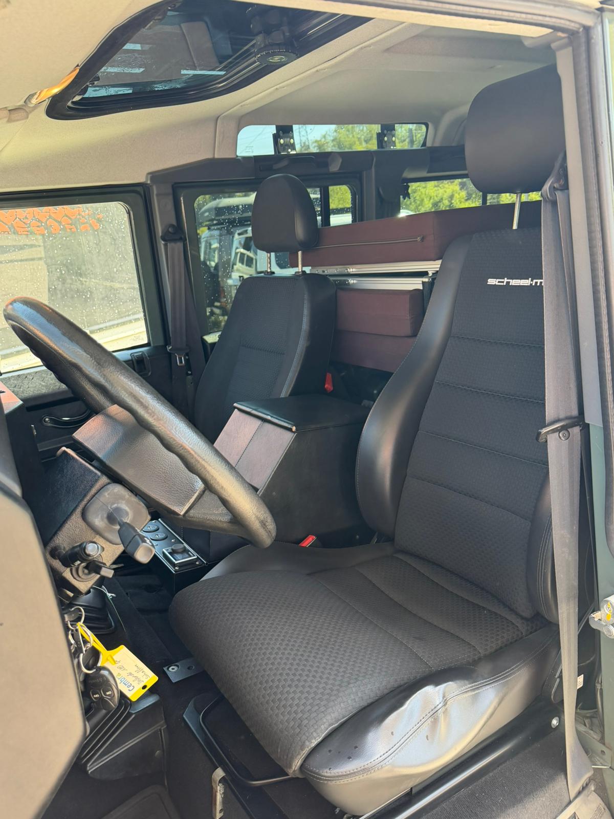 LAND ROVER Defender 110 2.4 Td4 Station Wagon-image-8
