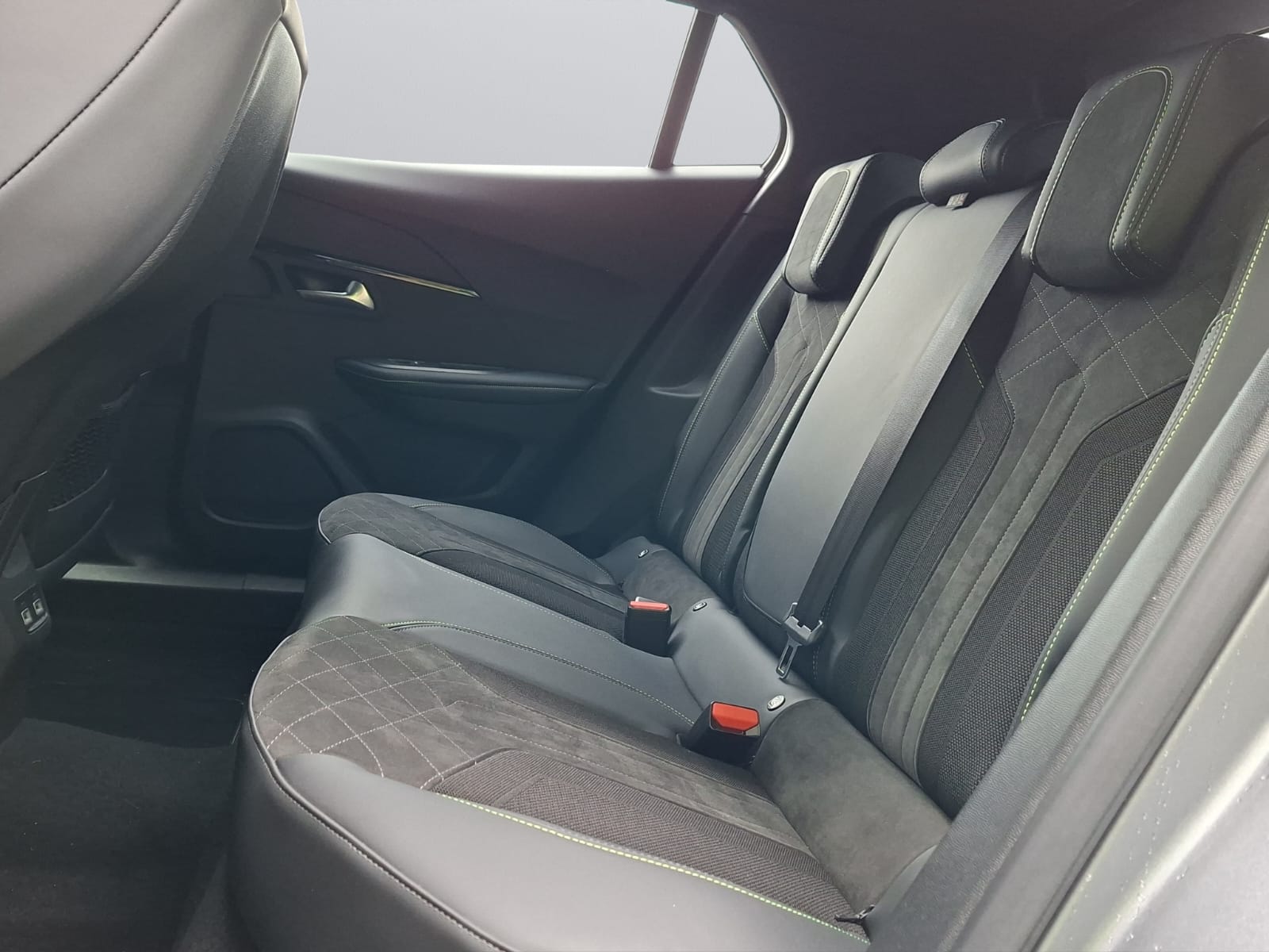 PEUGEOT 2008 1.2 PureTech GT EAT8-image-9
