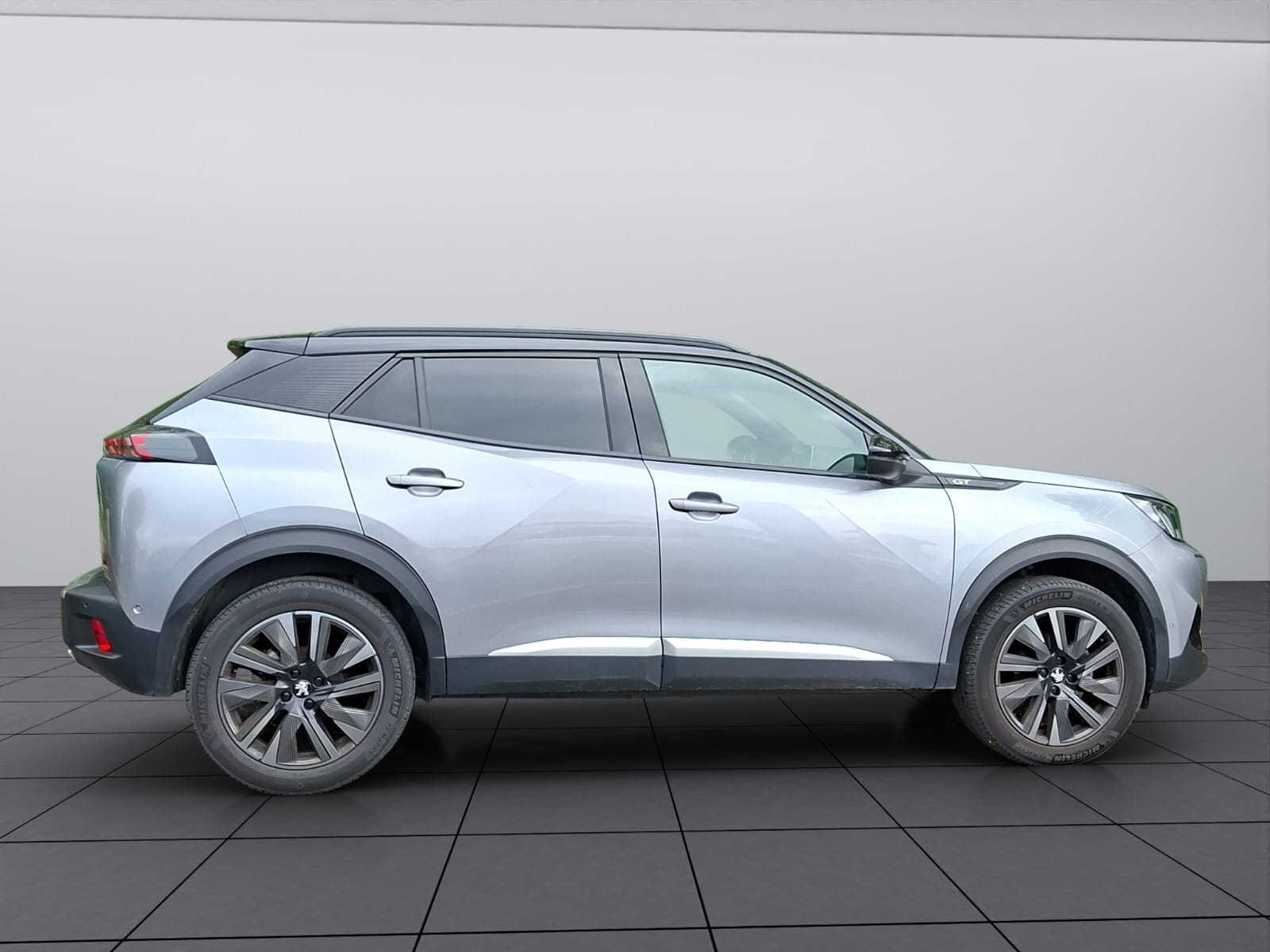 PEUGEOT 2008 1.2 PureTech GT EAT8-image-8